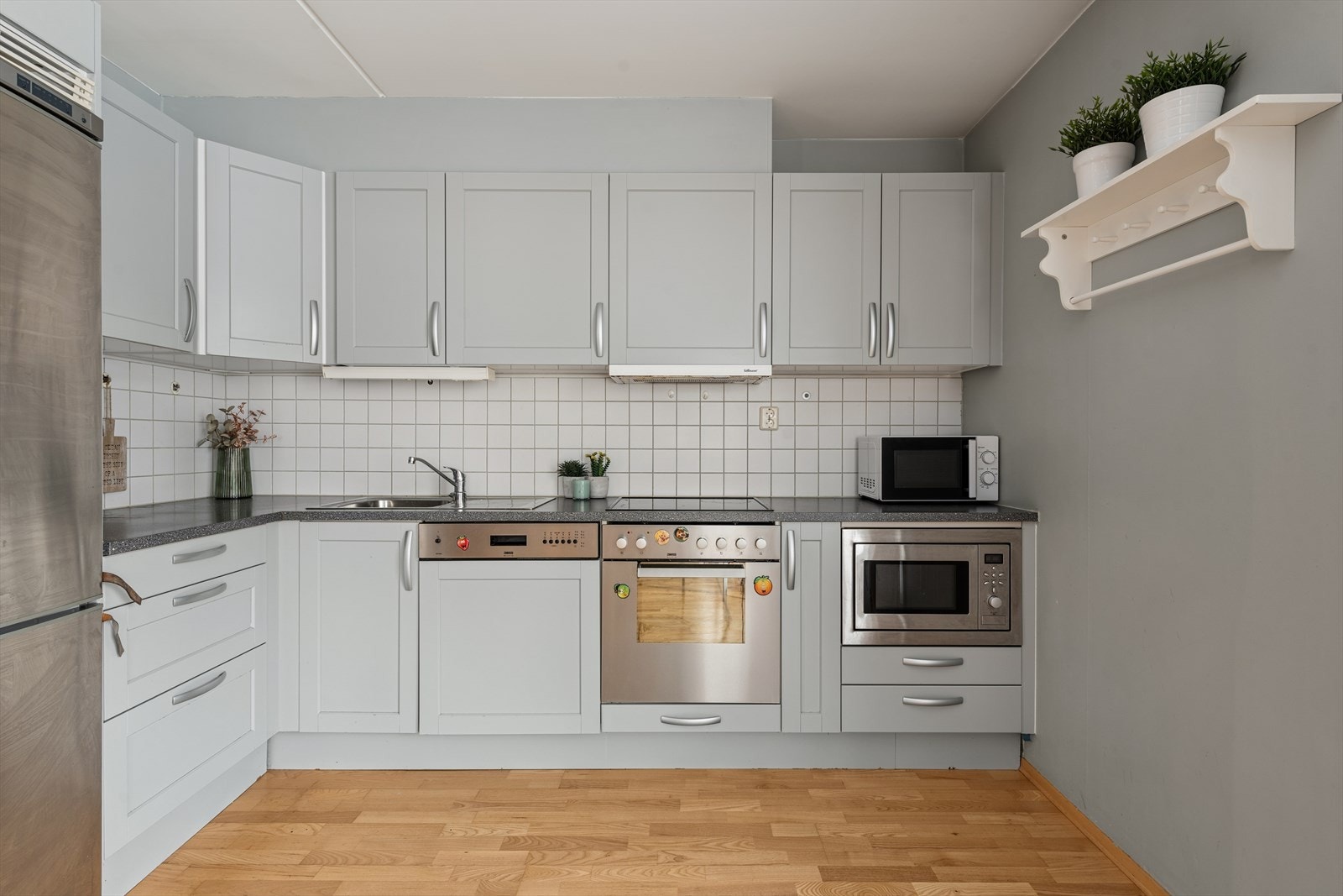 Kjøkkeninnredning med profilerte fronter og laminat benkeplate. Galleribilde