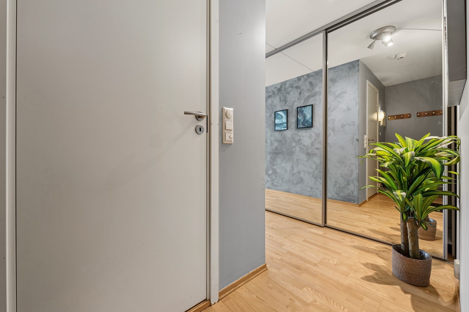 Her ønskes du velkommen inn i en romslig entré med god plass til å oppbevare ytterklær og sko i stor skyvedørsgarderobe. Galleribilde