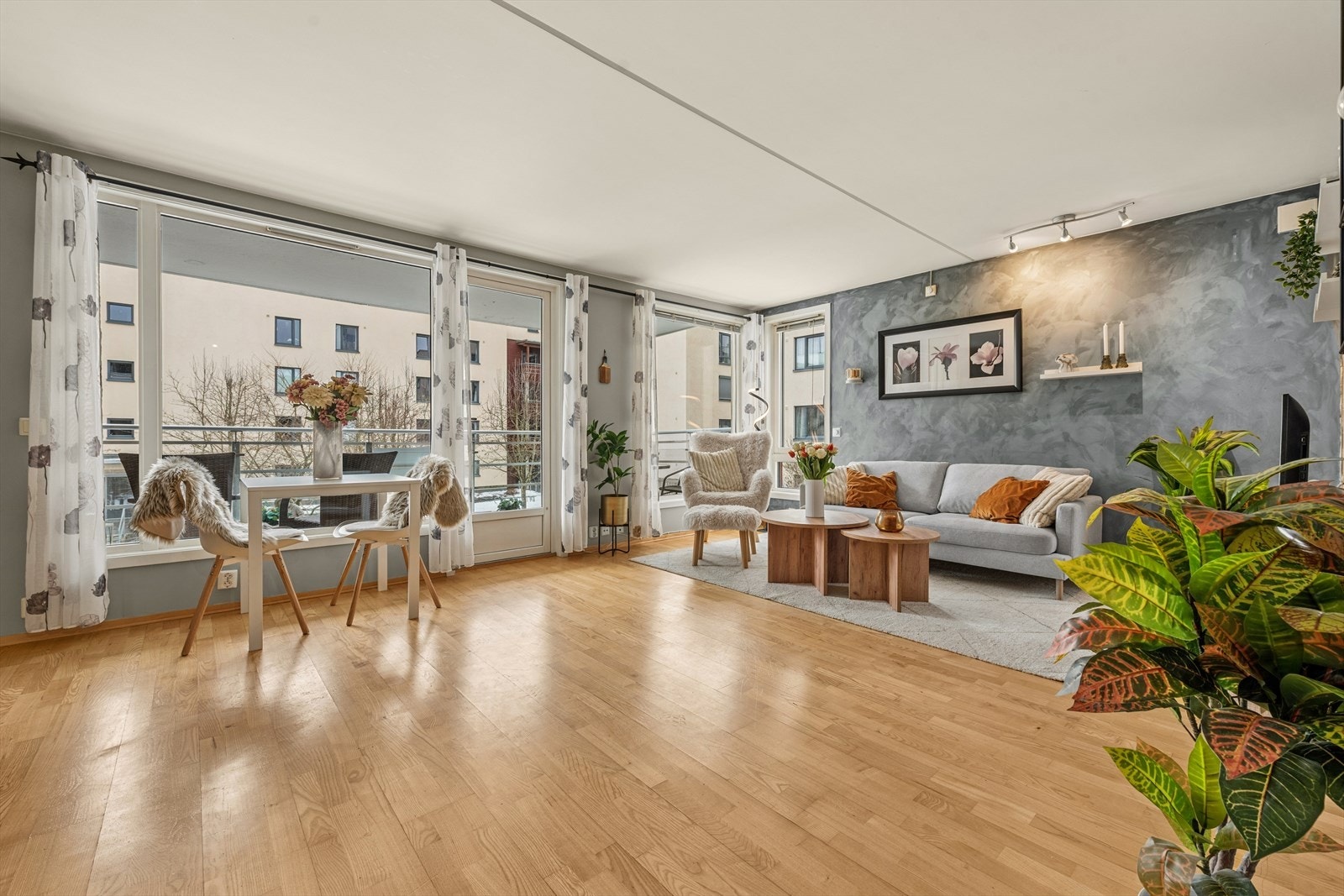 Herfra er det utgang til en stor overbygd balkong. Galleribilde