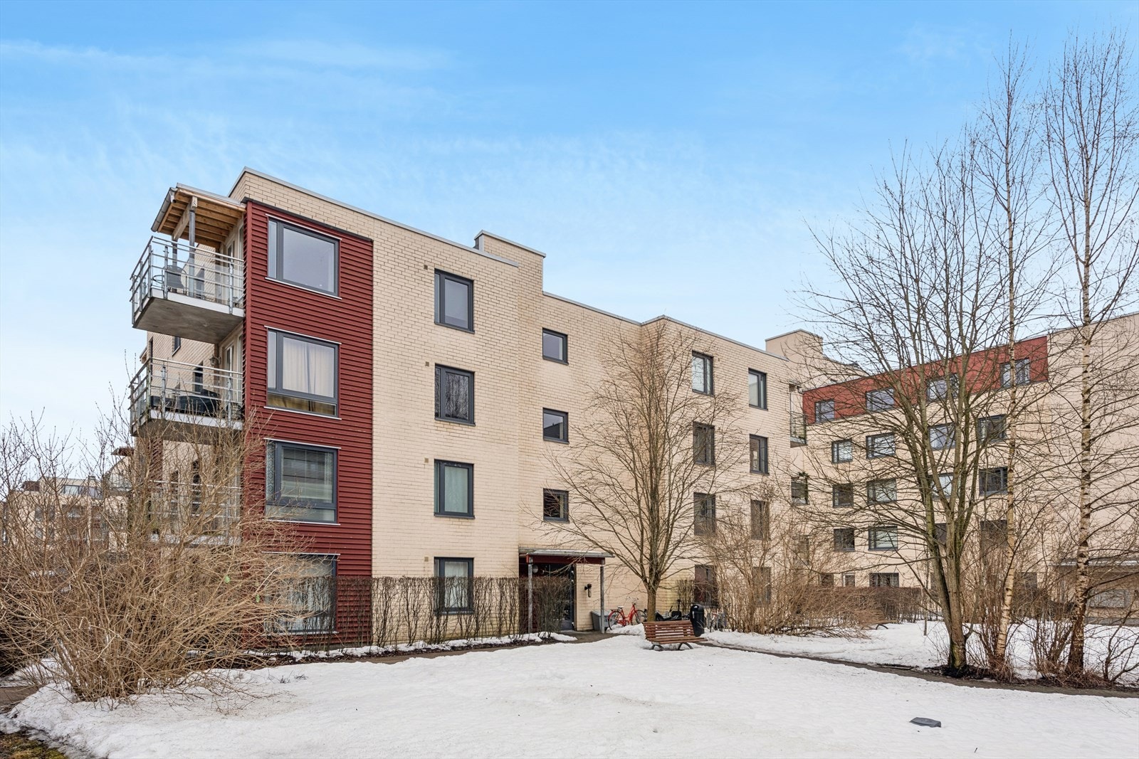 Eiendommen ligger sentralt på Skårer, med kort gangavstand til Triaden Storsenter og nærmeste busstopp er kun tre minutters gange unna boligen. Galleribilde