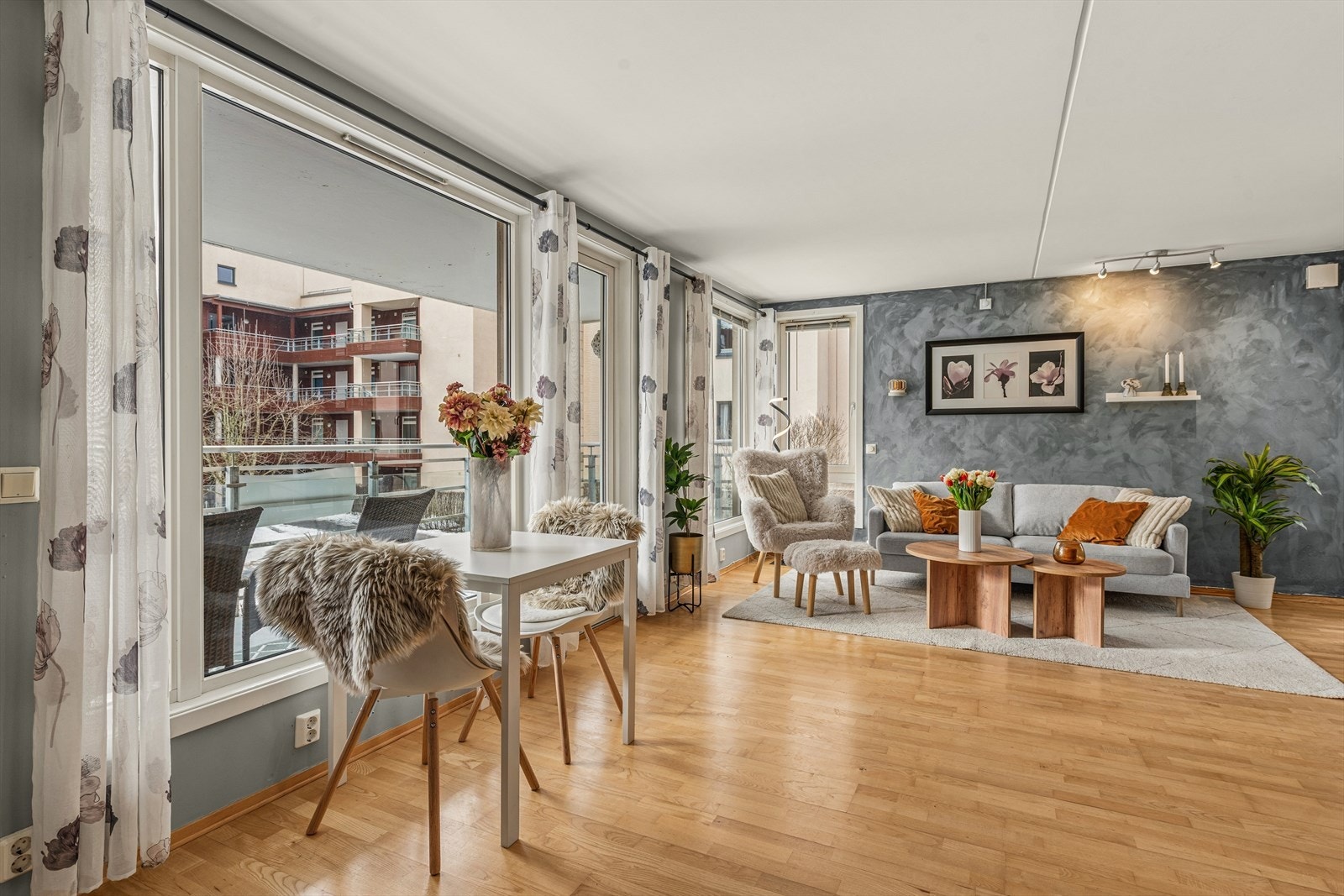 Her er flere store vindusflater som slipper inn mye naturlig lys og skaper en god atmosfære i rommet. Galleribilde