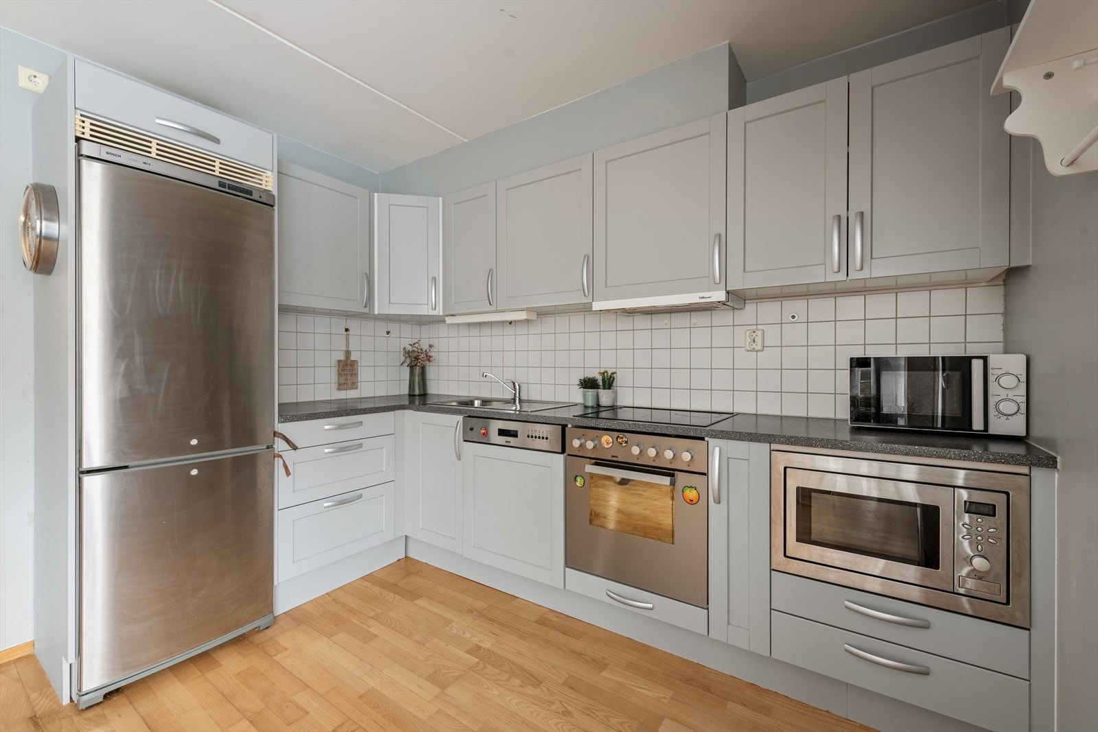 Kjøkkenet er innredet i en praktisk form og har godt med skap- og benkeplass. Galleribilde