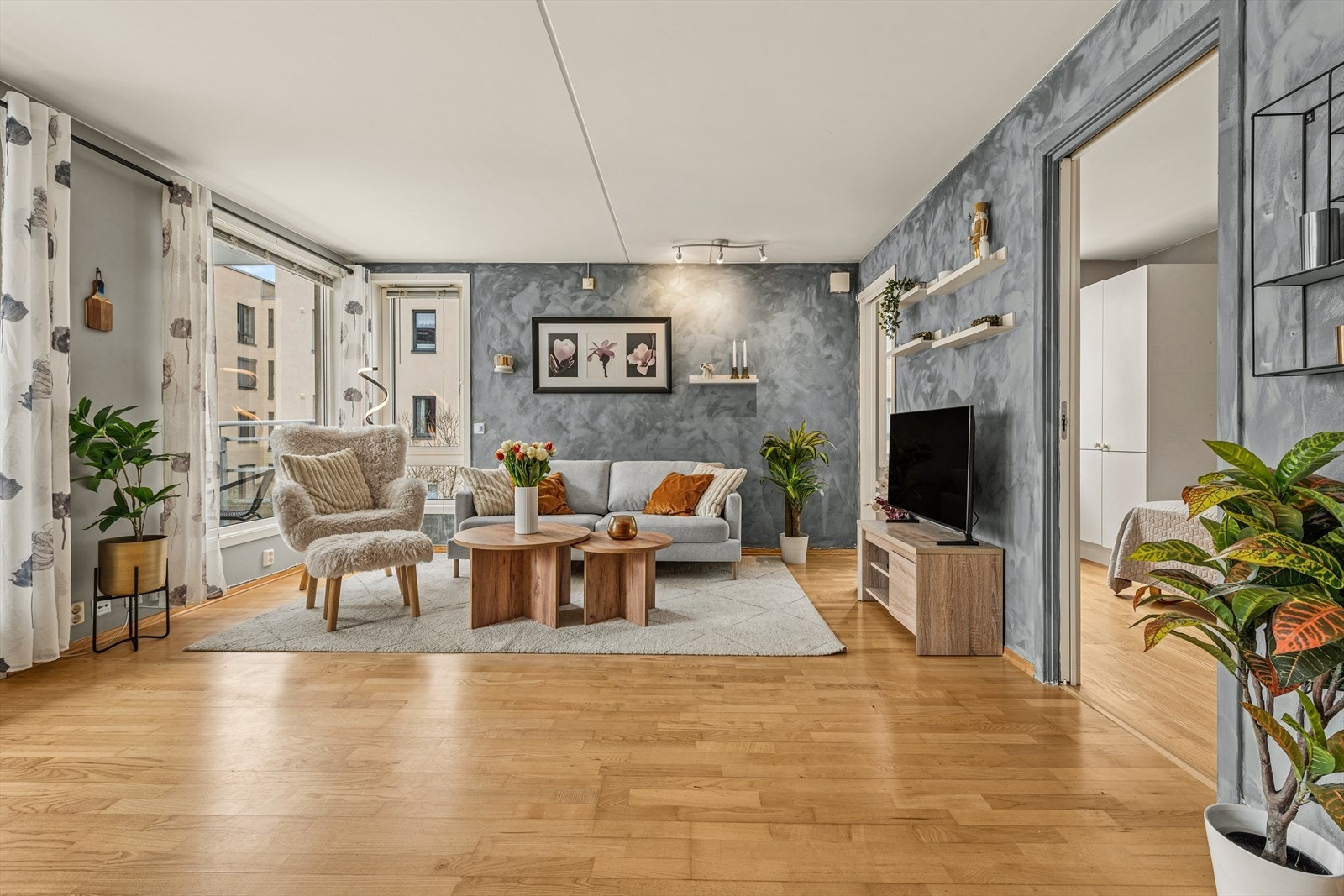 Leiligheten har parkett på gulvene og malteveggflater. Galleribilde