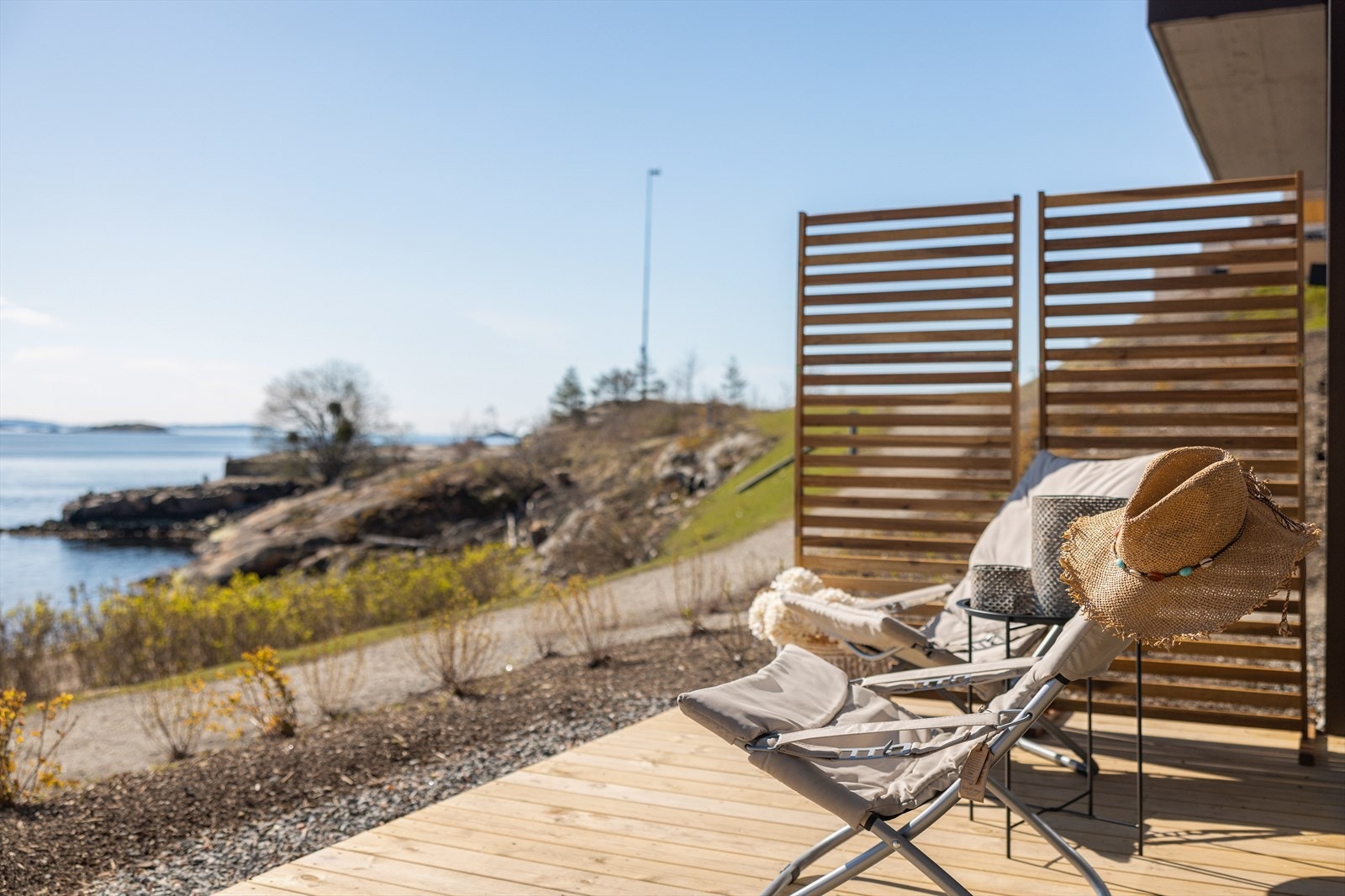 Solrikt og meget trivelig terrasse på 24 kvm! God plass til utemøbler. Galleribilde