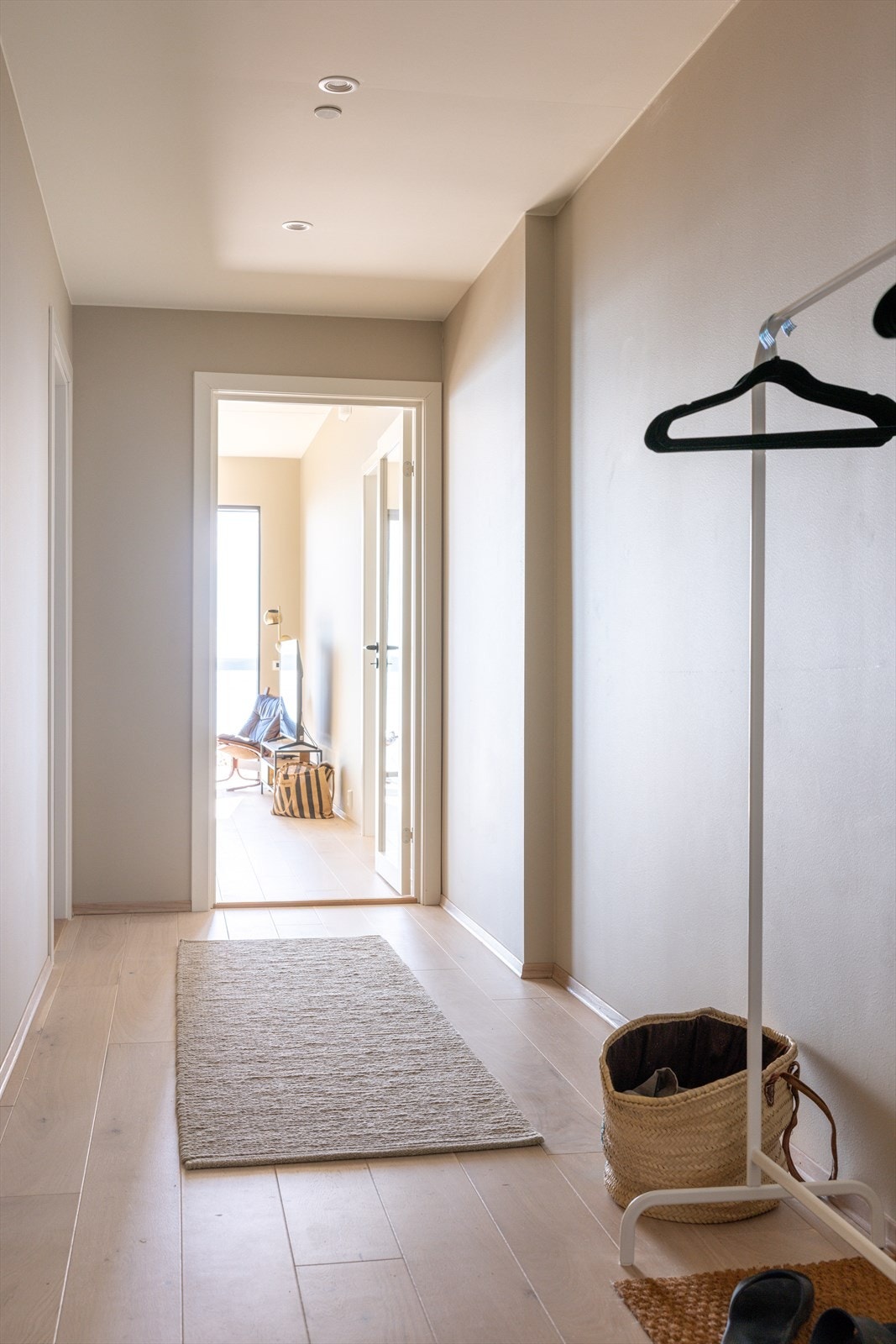 Lys og innbydende entré med god plass for avheng av yttertøy og sko. Galleribilde