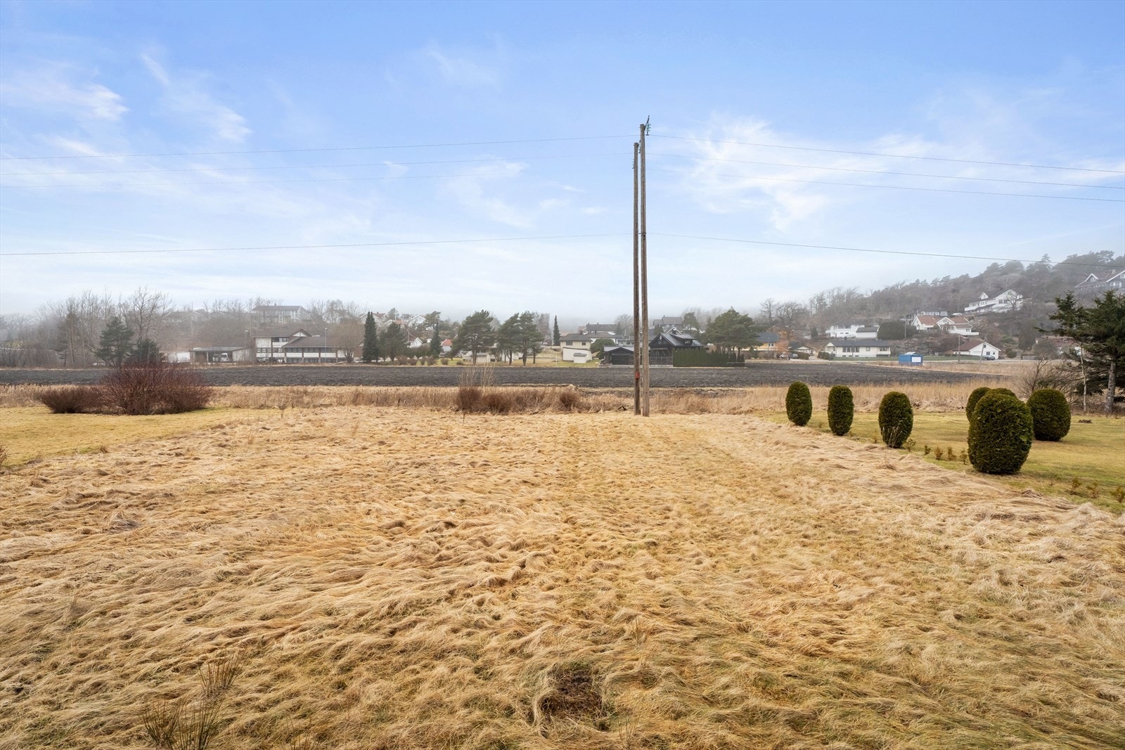 Eiendommen ligger i et stille og rolig nabolag med kort vei til skoler og barnehager. Galleribilde