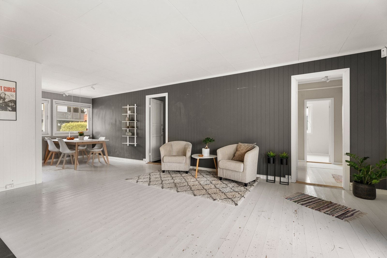 Kontrastveggen i mørkt panel gir rommet karakter. Galleribilde