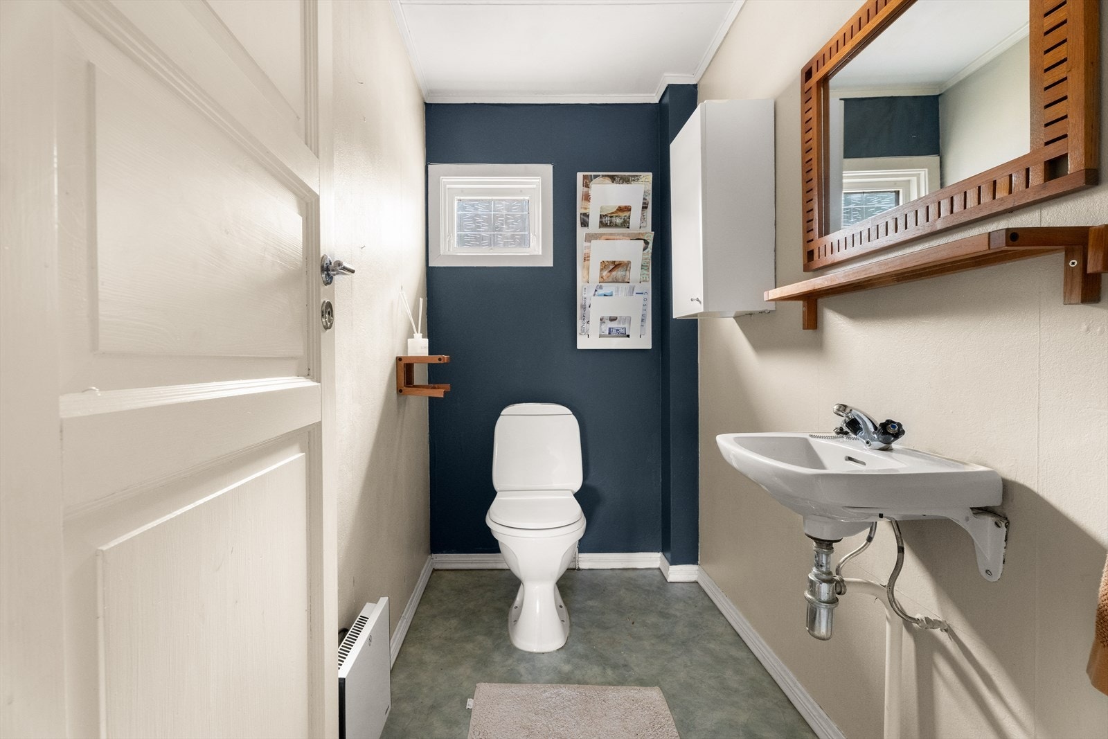 Praktisk toalettrom med WC og servant, plassert i tilknytning til entréen. Galleribilde