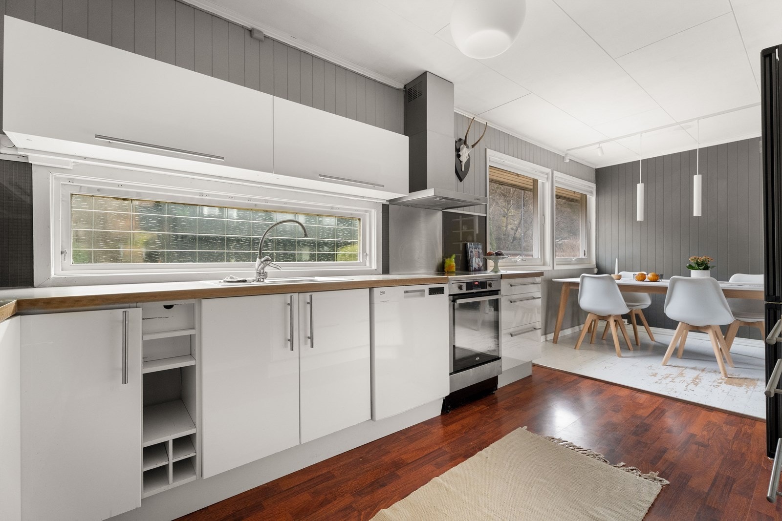 Innredningen er utstyrt med avtrekksvifte, oppvaskmaskin og plass til komfyr og kjøleskap. Galleribilde