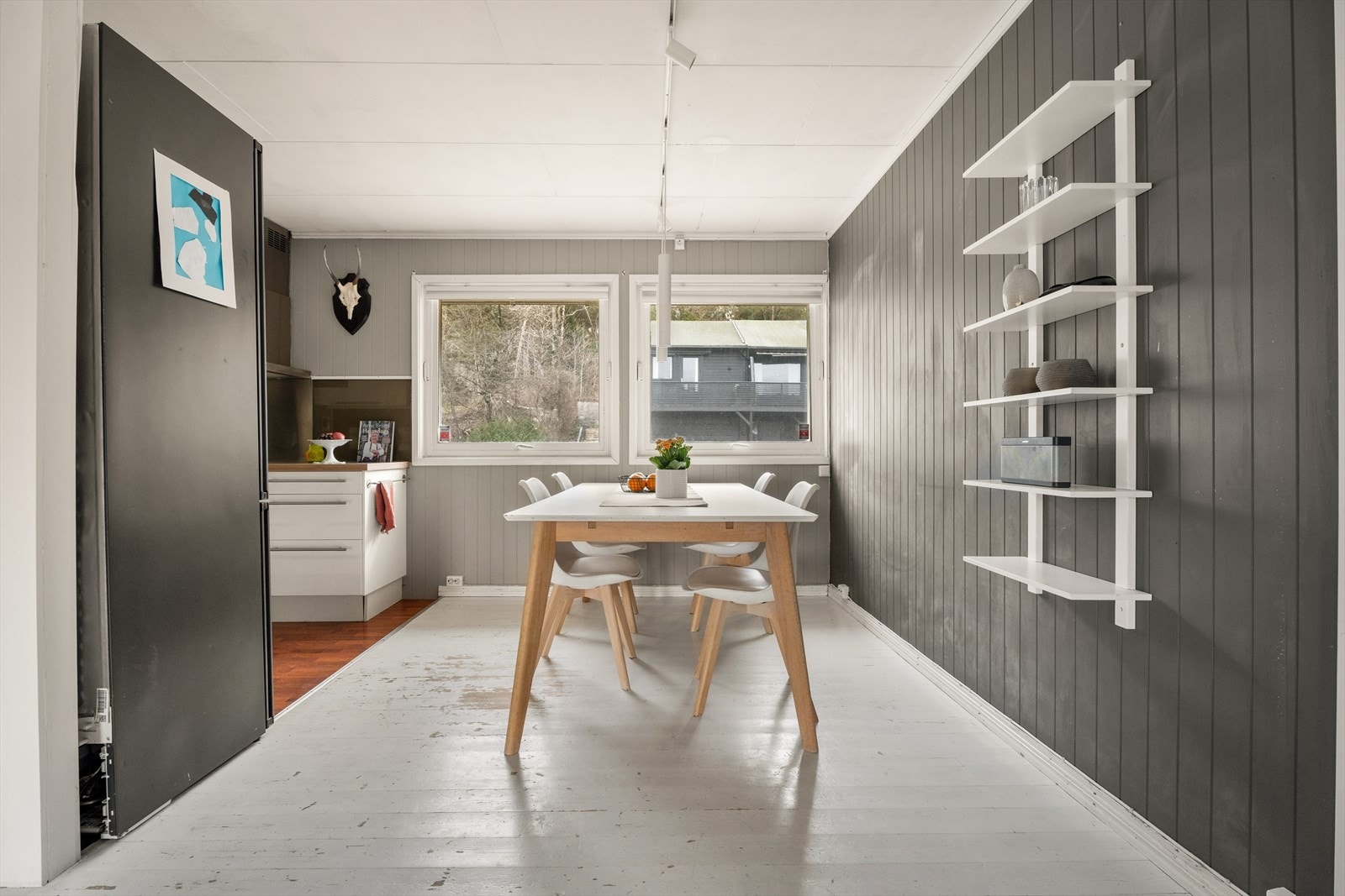 Spiseplassen har en naturlig plassering ved vinduene. Galleribilde