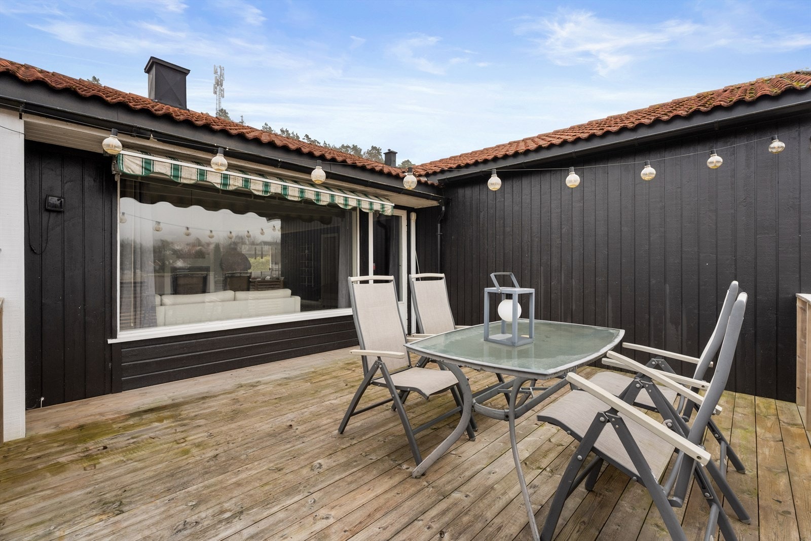 Terrassen er bygget med impregnerte terrassebord og har rekkverk med liggende spiler. Galleribilde