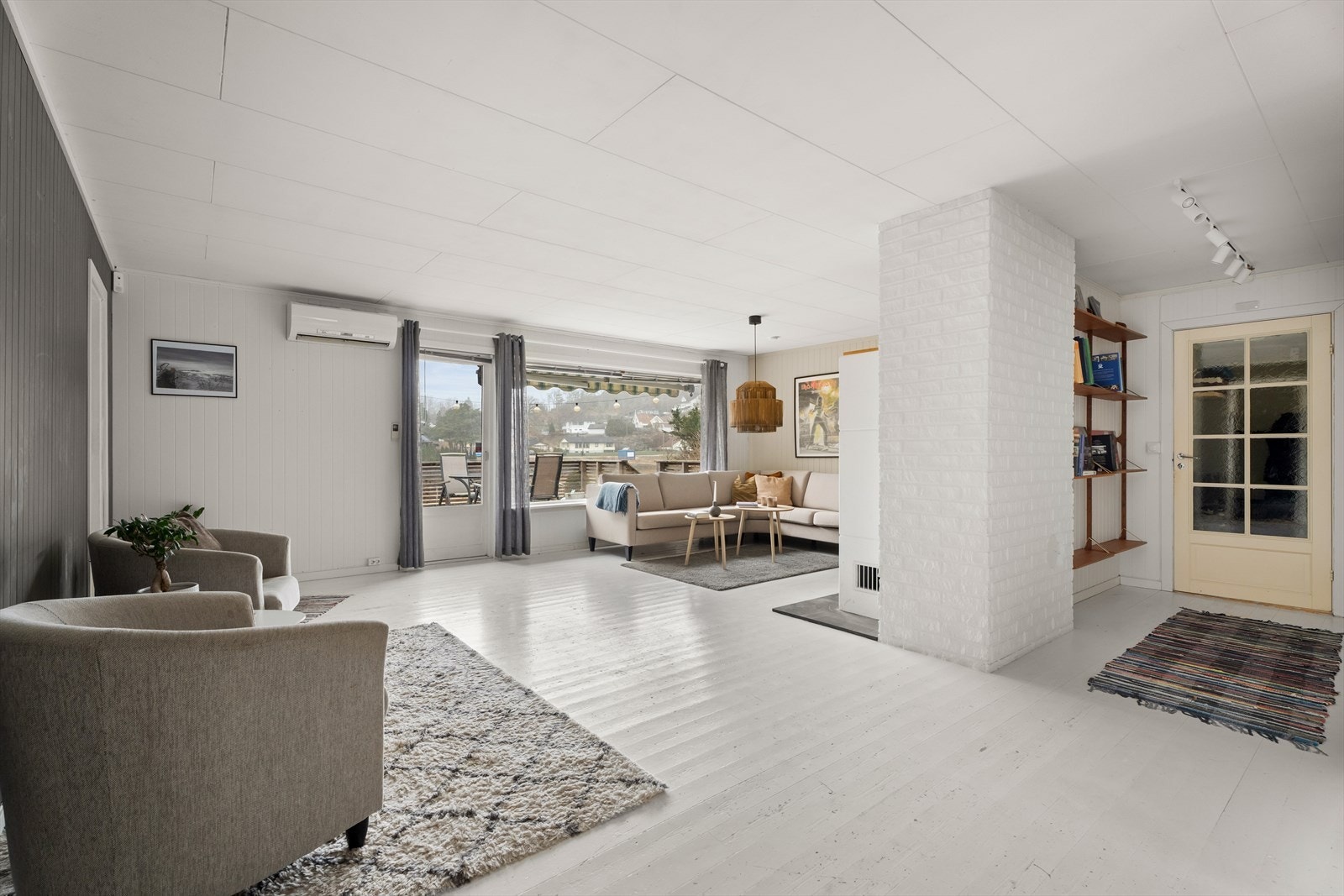 Rommet har en kombinasjon av panel og malte plater på veggene. Galleribilde