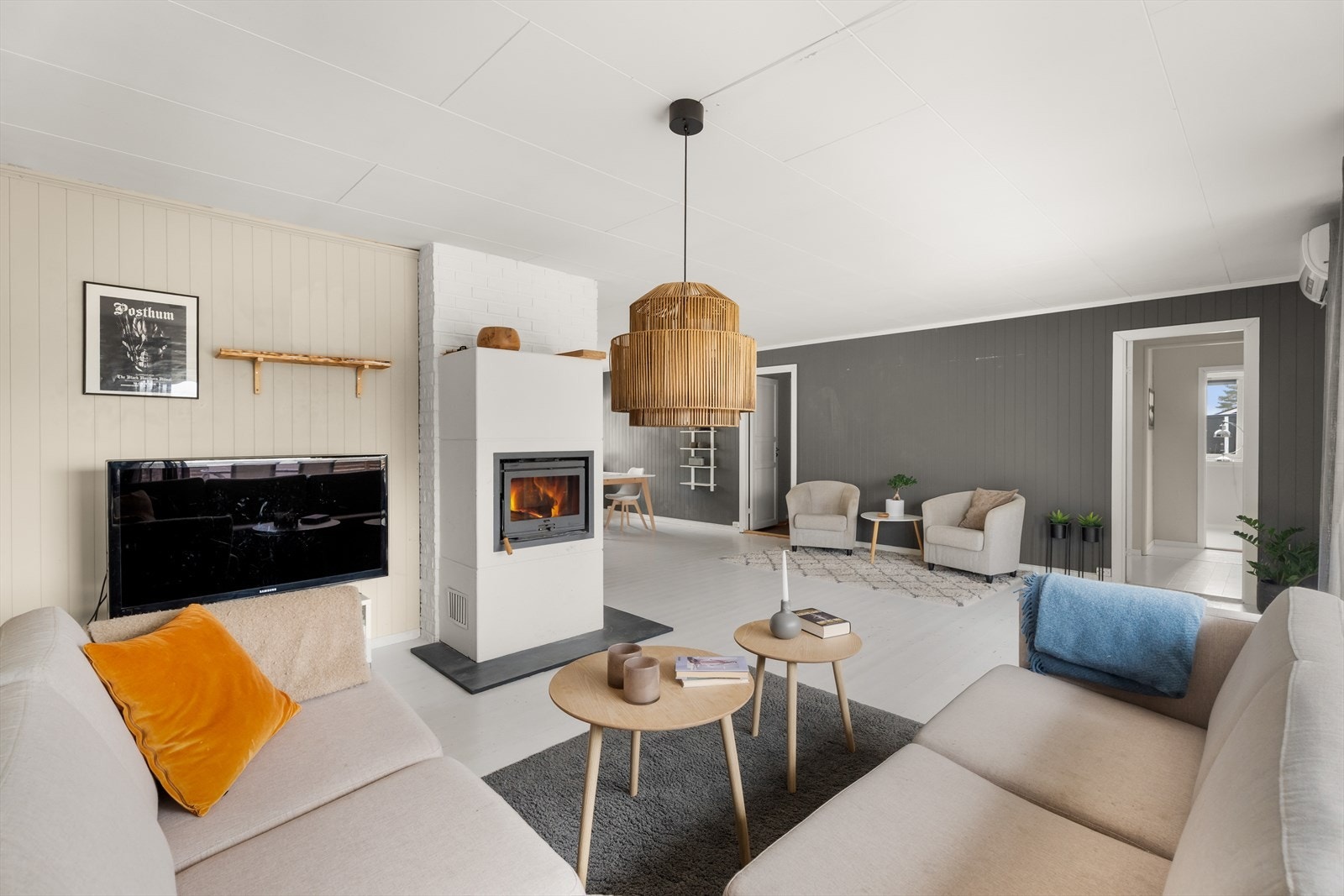 Spisestuen og kjøkkenet. Galleribilde