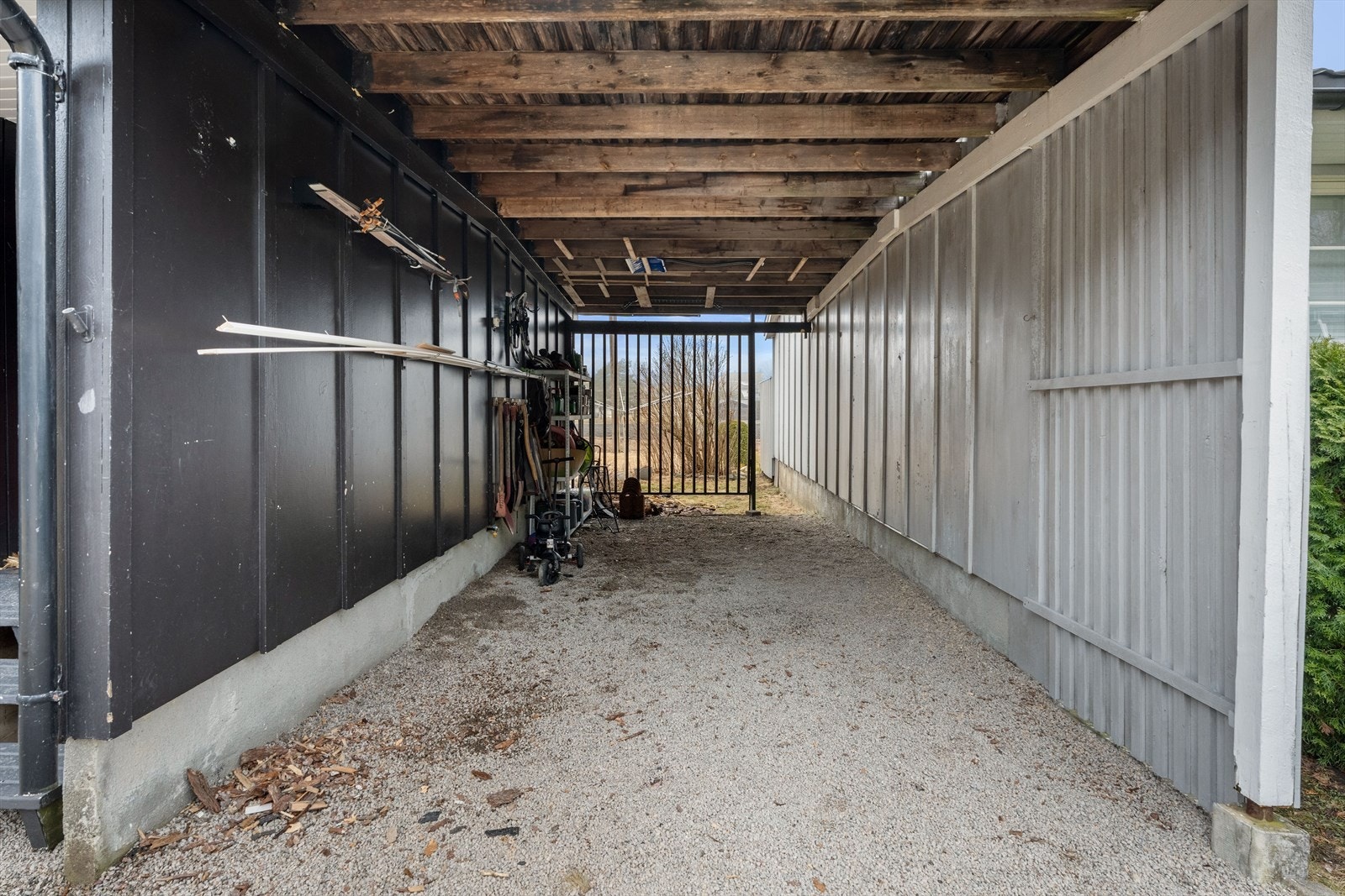 Egen carport med gode parkeringsmuligheter og ekstra lagringsplass. Galleribilde