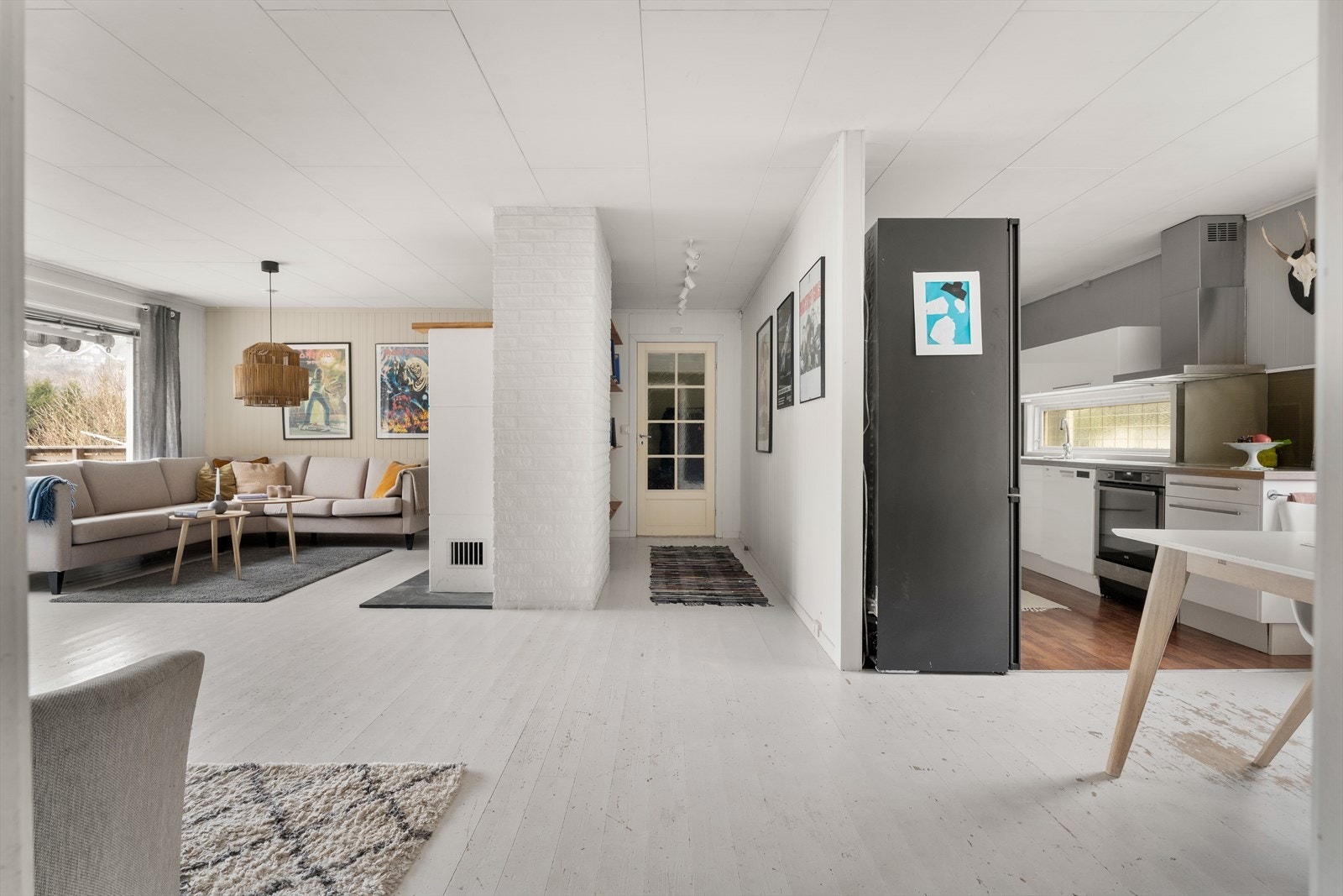 Gjennomgående malte tregul i lys grått binder de ulike sonene sammen. Galleribilde