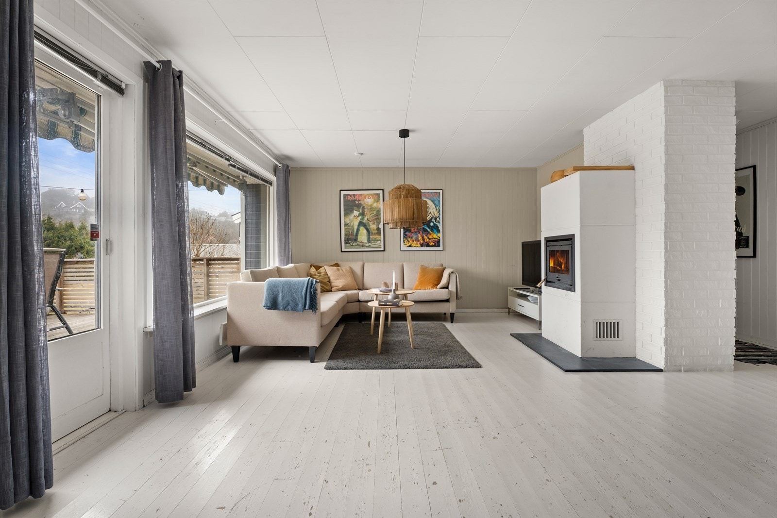 Stuen har vedovn og en luft-til-luft varmepumpe. Galleribilde