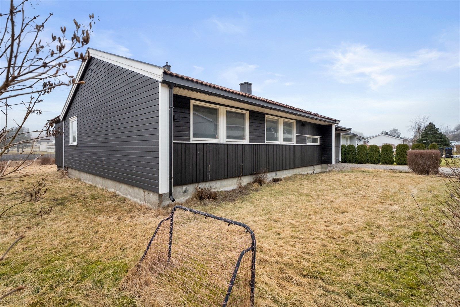 Yttervegger av trekonstruksjon, kledd med liggende og stående kledning. Galleribilde