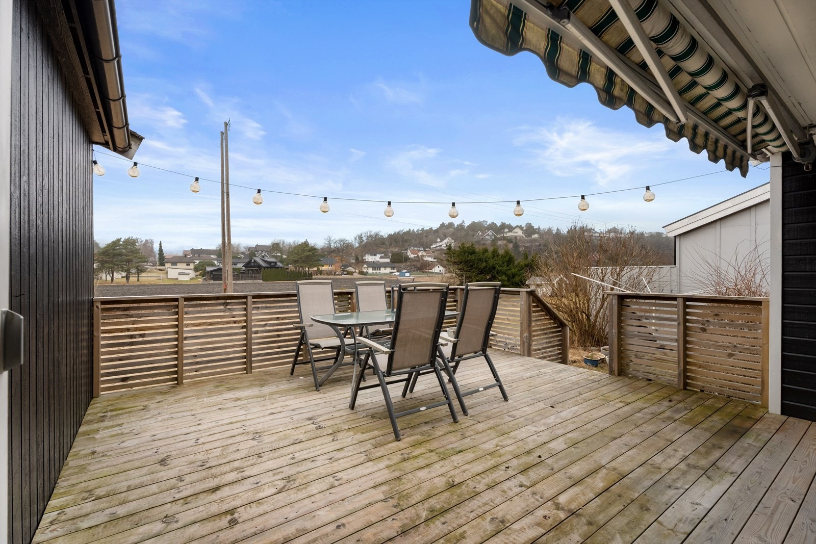 Stor, vestvendt terrasse på ca. 21 m², bygget i 2018. Et flott uterom med gode solforhold. Galleribilde