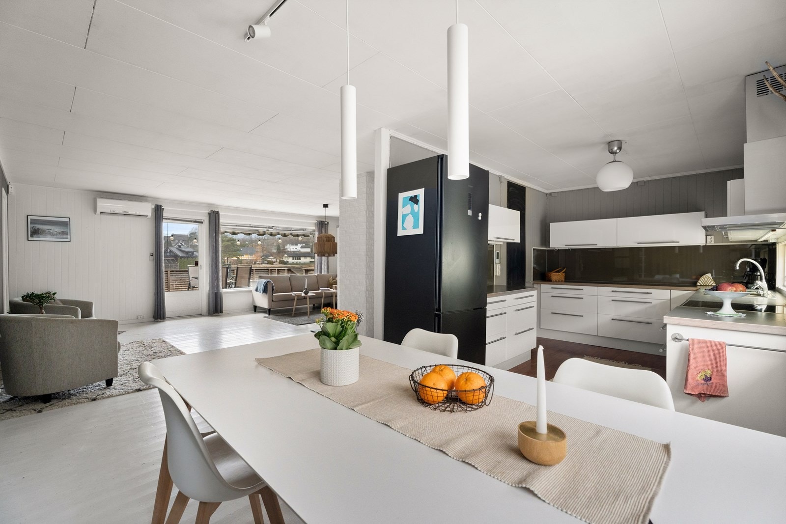 Spisestuen fungerer som et bindeledd mellom kjøkkenet og stuen, og skaper en åpen og sosial atmosfære. Galleribilde