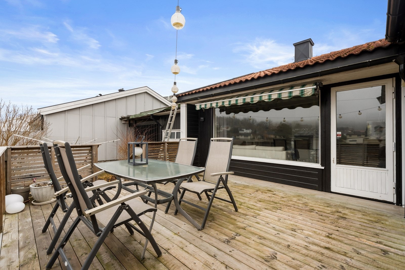 En stor markise gir skjerming for solen på varme dager. Galleribilde