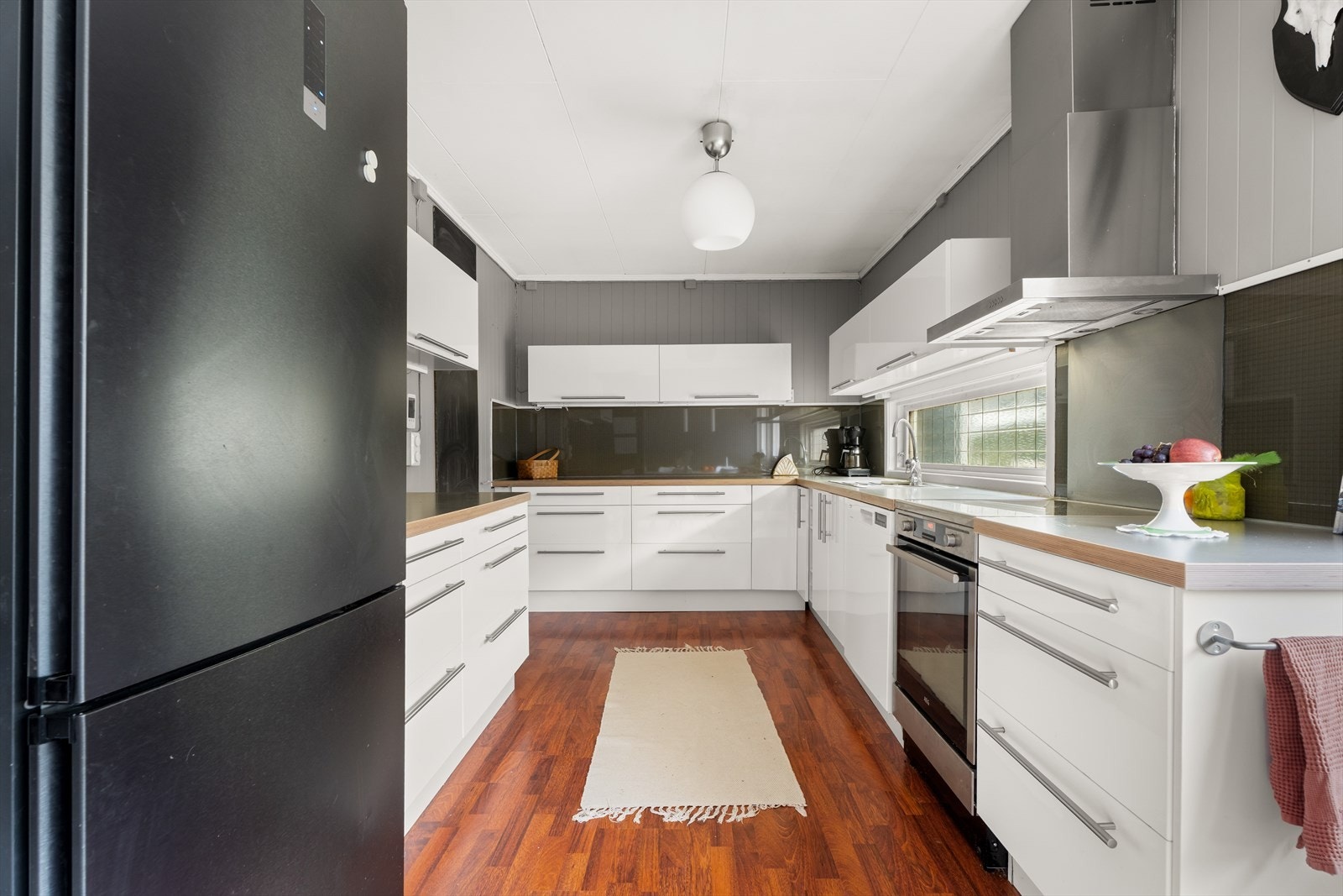 Kjøkkenet ble pusset opp rundt 2015 og har hvite, slette fronter og laminert benkeplate. Galleribilde