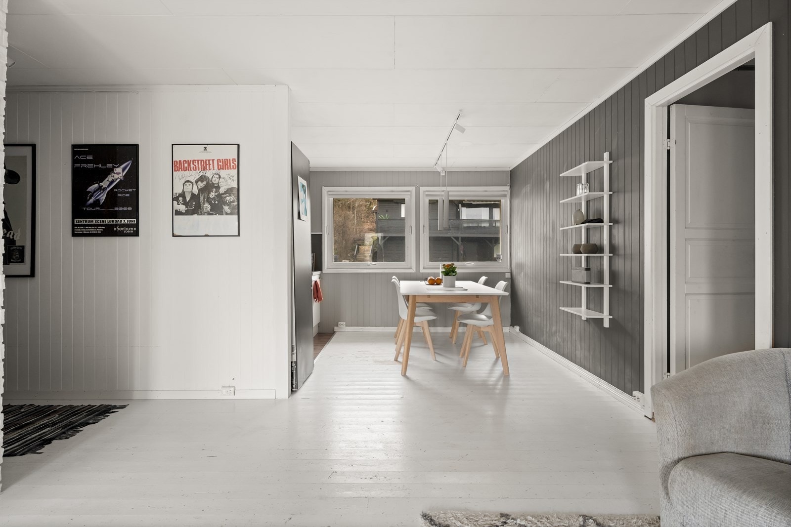 En del av stuen er innredet som spisestue i tilknytning til kjøkkenet. Galleribilde