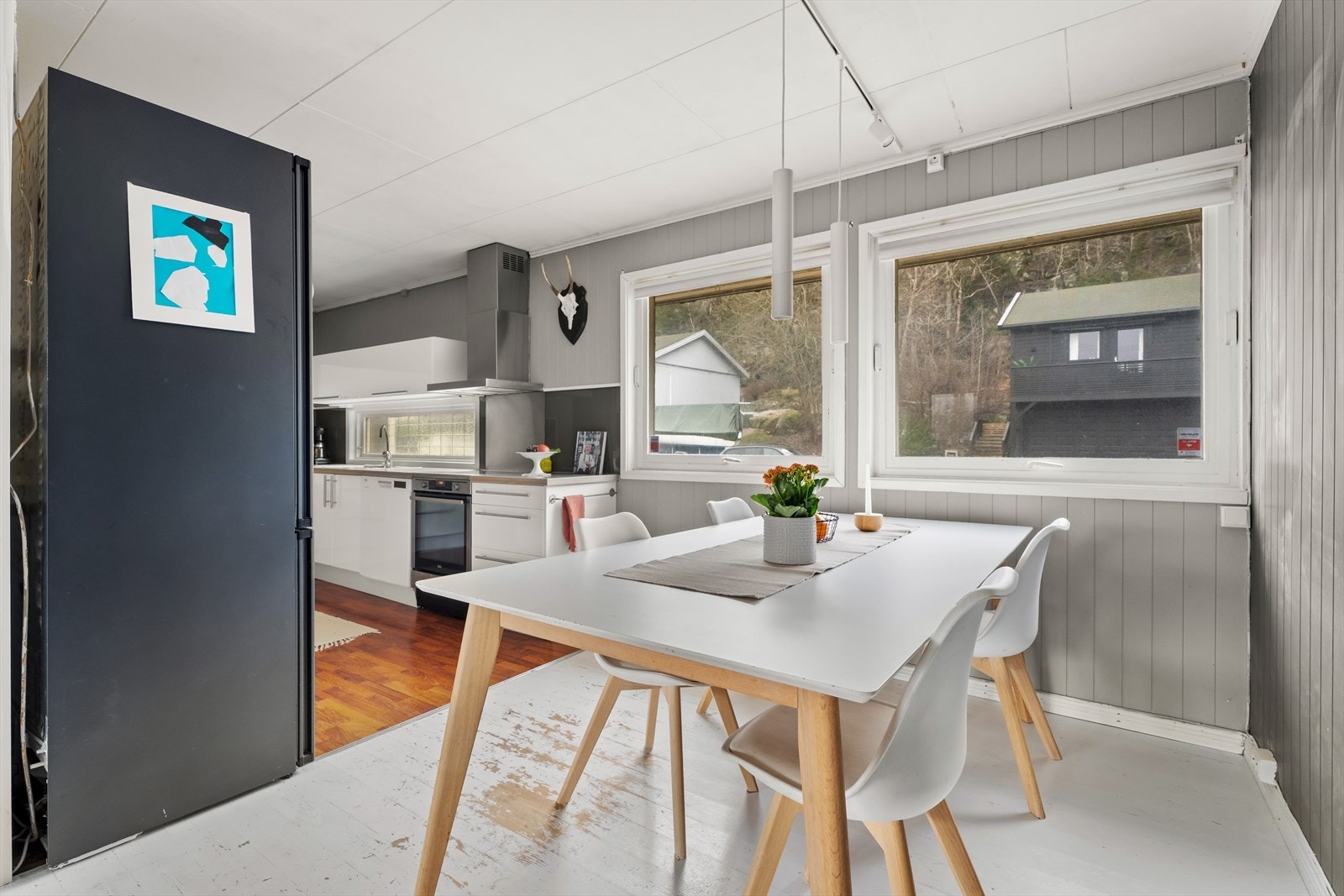 God arbeidsflyt med rikelig benke- og skapplass. Galleribilde