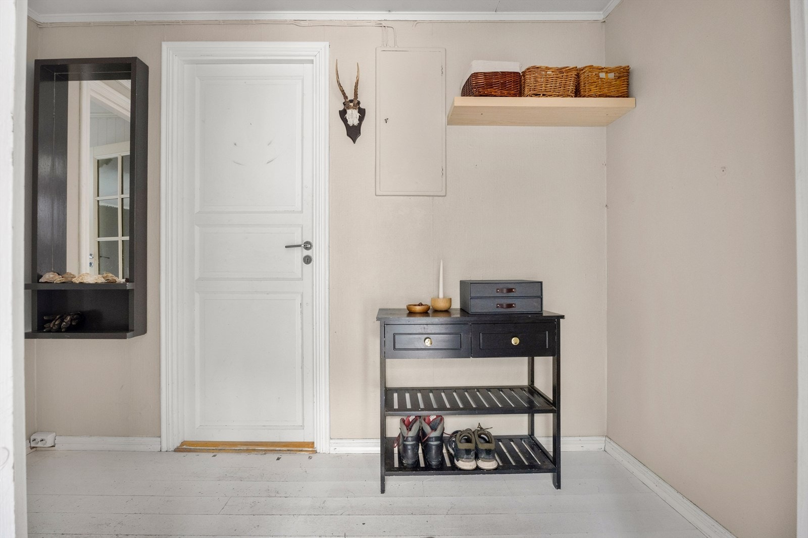 God plass til oppbevaring av yttertøy og sko i gangen. Galleribilde