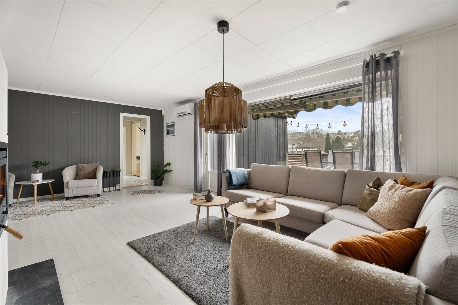 Store vindusflater og direkte utgang til terrassen fra stuen. Galleribilde