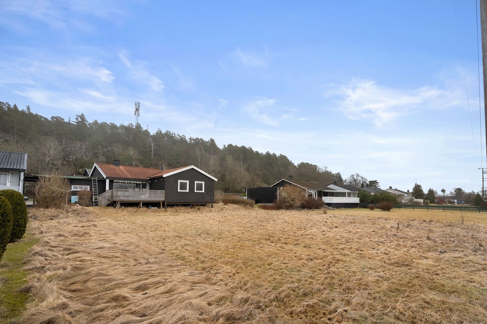 Nærområdet byr på gode servicetilbud, og Fredrikstad stasjon er kun 10 minutter unna. Galleribilde