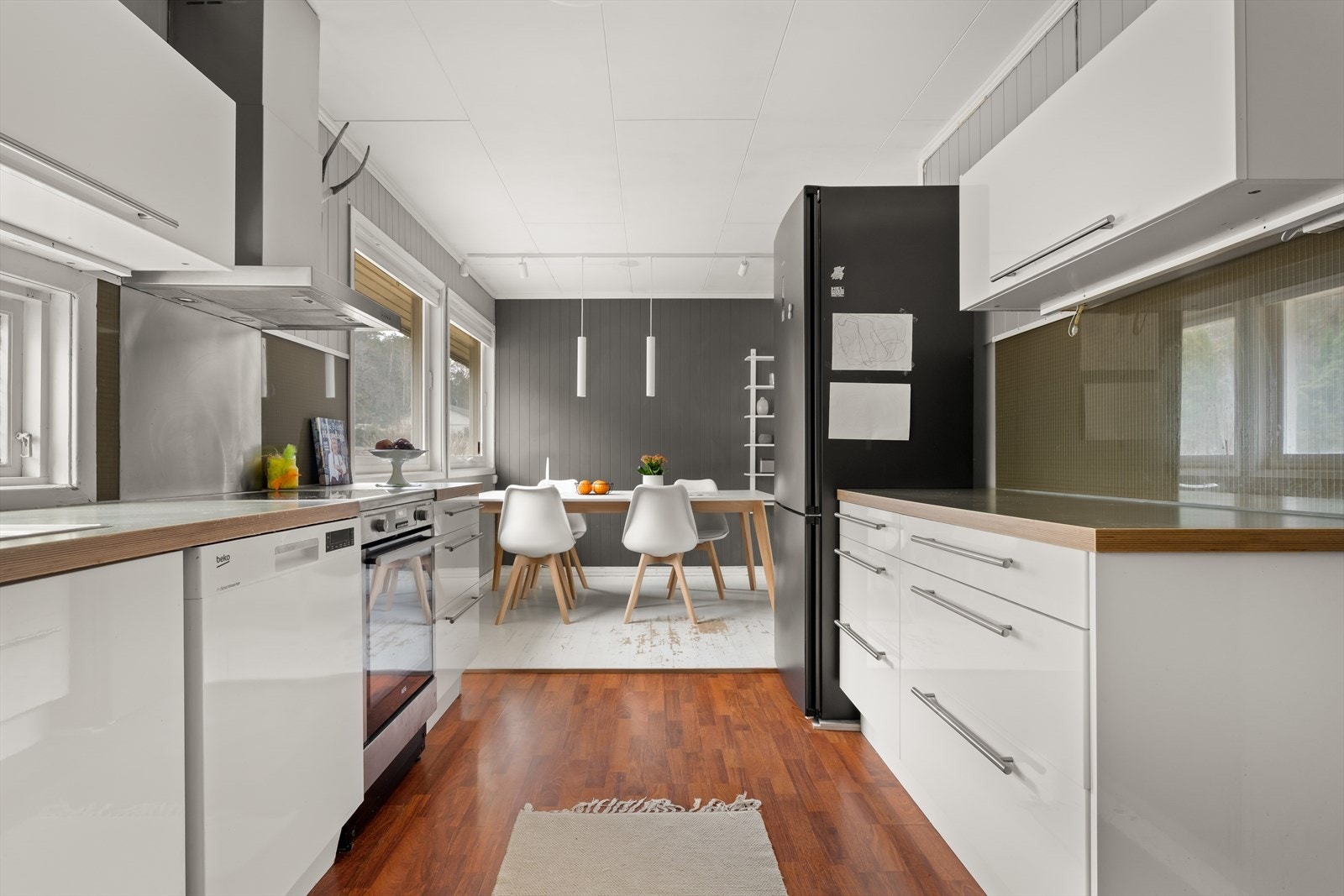 Glassplater mellom benk og overskap forenkler renholdet. Galleribilde