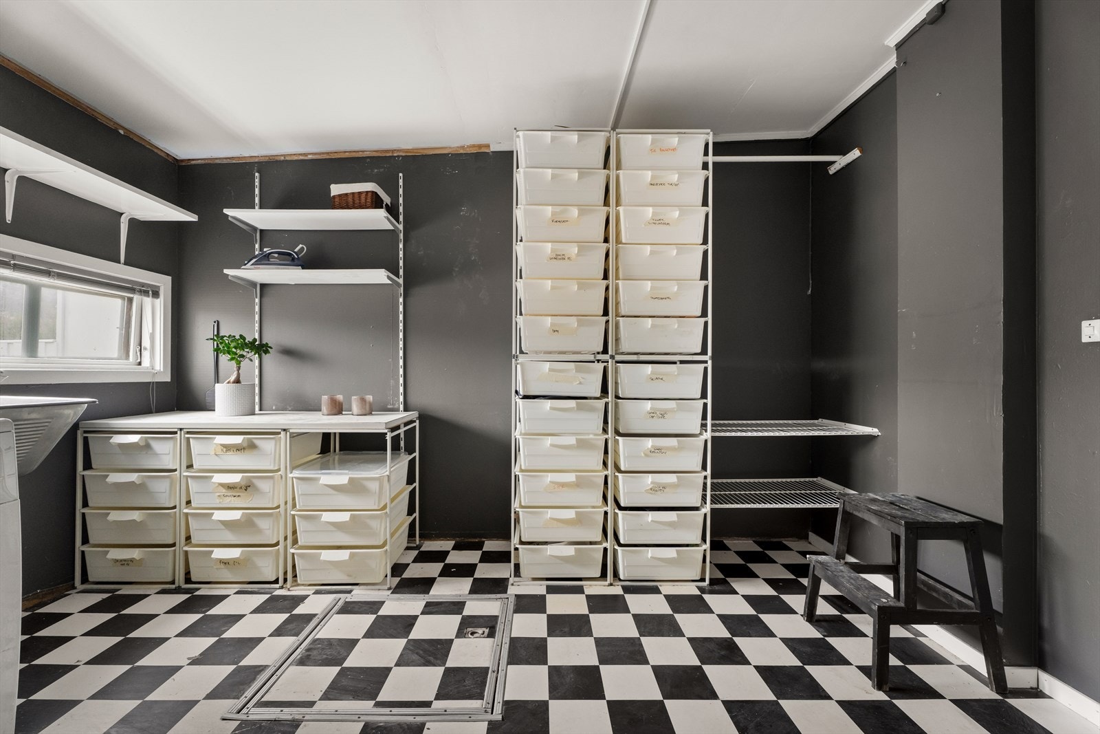 Vaskerommet har mye lagringsplass. Fra vaskerommet er det luke ned til krypkjeller. Galleribilde