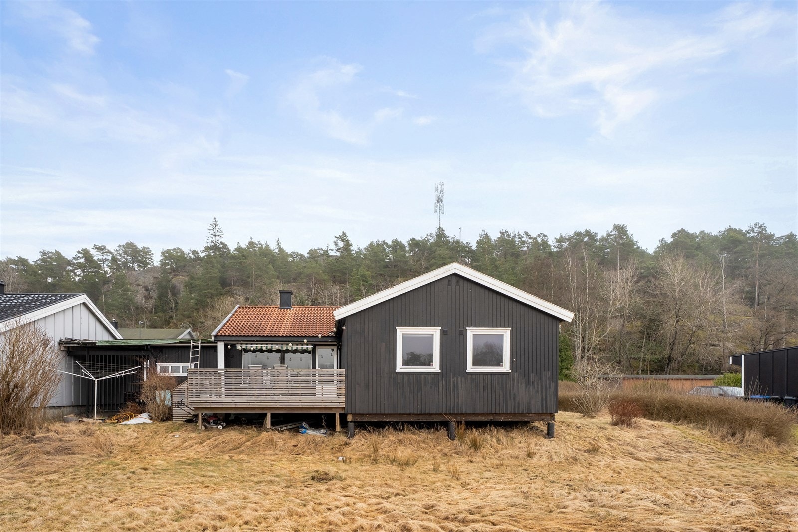 Et innholdsrikt rekkehus over ett plan, beliggende i et rolig og barnevennlig nabolag. Galleribilde