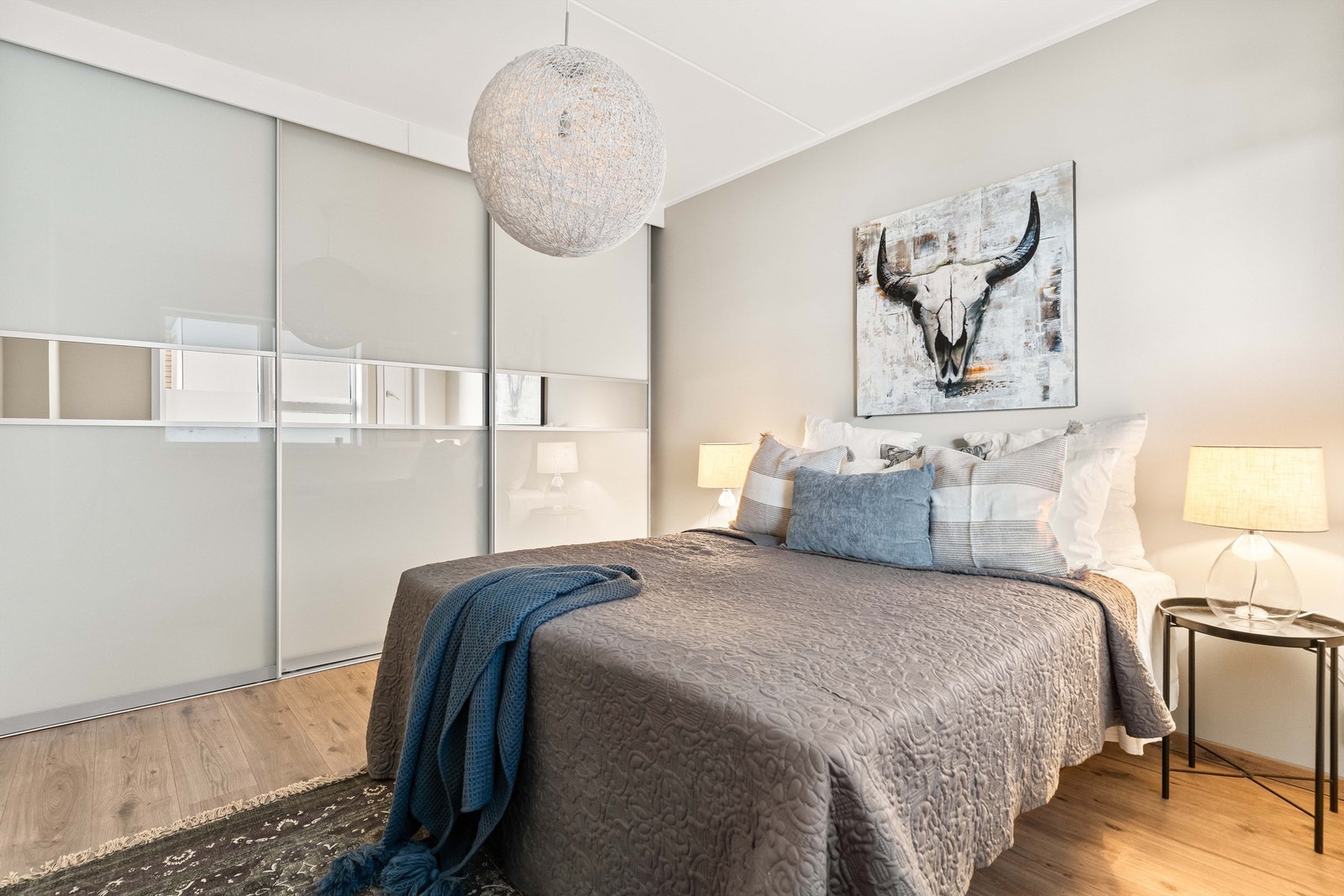 Romslig hovedsoverom med god plass til dobbeltseng. Rommet er utstyrt med praktisk skyvedørsgarderobe med gode oppbevaringsmuligheter. Galleribilde