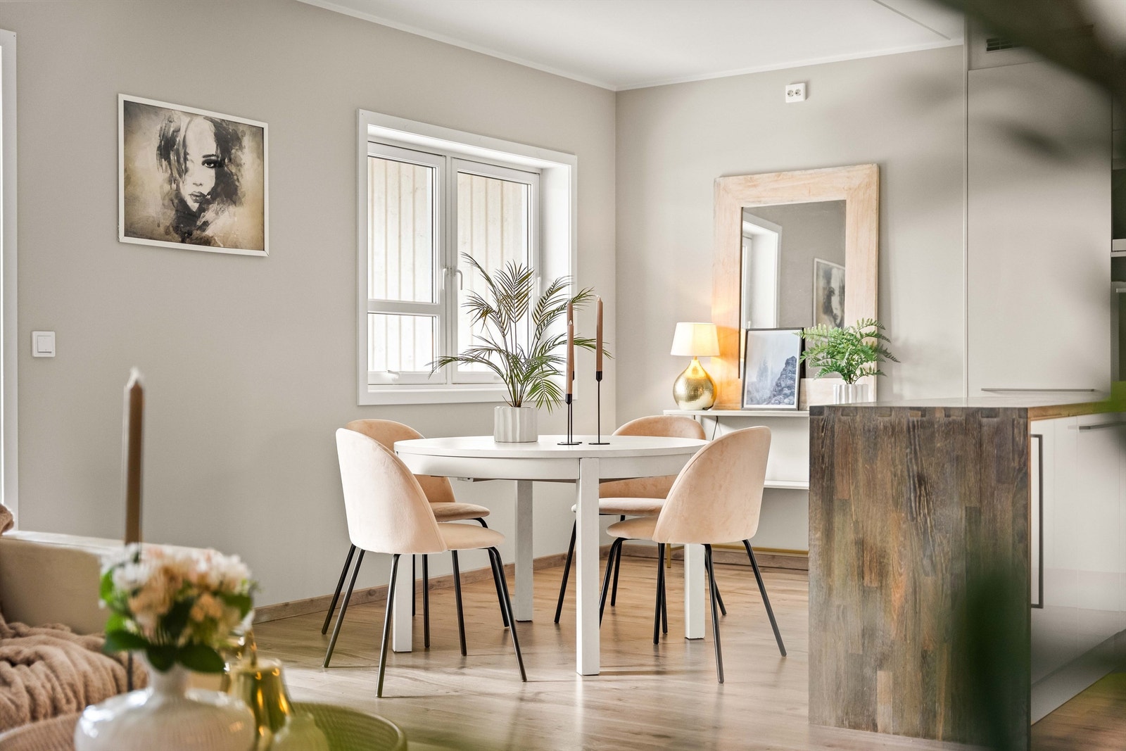 Hyggelig spiseplass i åpen tilknytning til kjøkkenet. Den sosiale sonen skaper en naturlig overgang mellom matlaging og måltider, med god plass til å samle venner og familie. Galleribilde