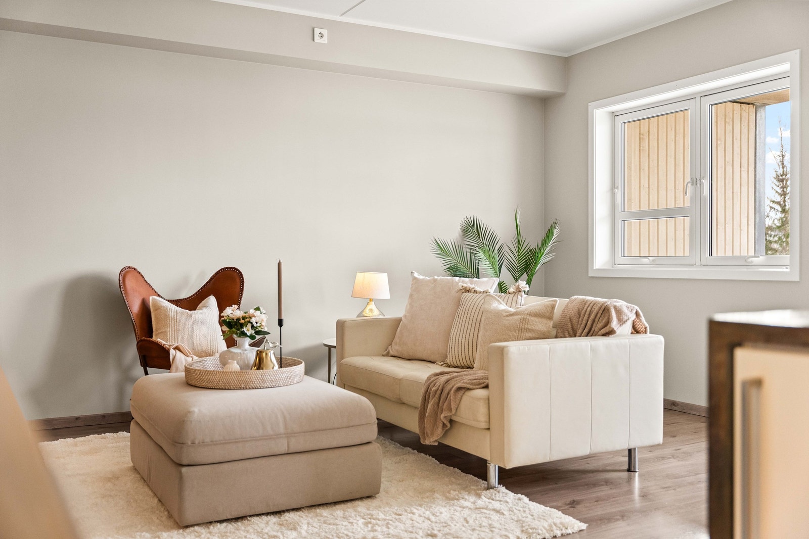 Trivelig stue med en lun atmosfære. Store vindusflater gir rikelig med naturlig dagslys, og de nøytrale fargevalgene gjør det enkelt å møblere etter egen smak. Galleribilde