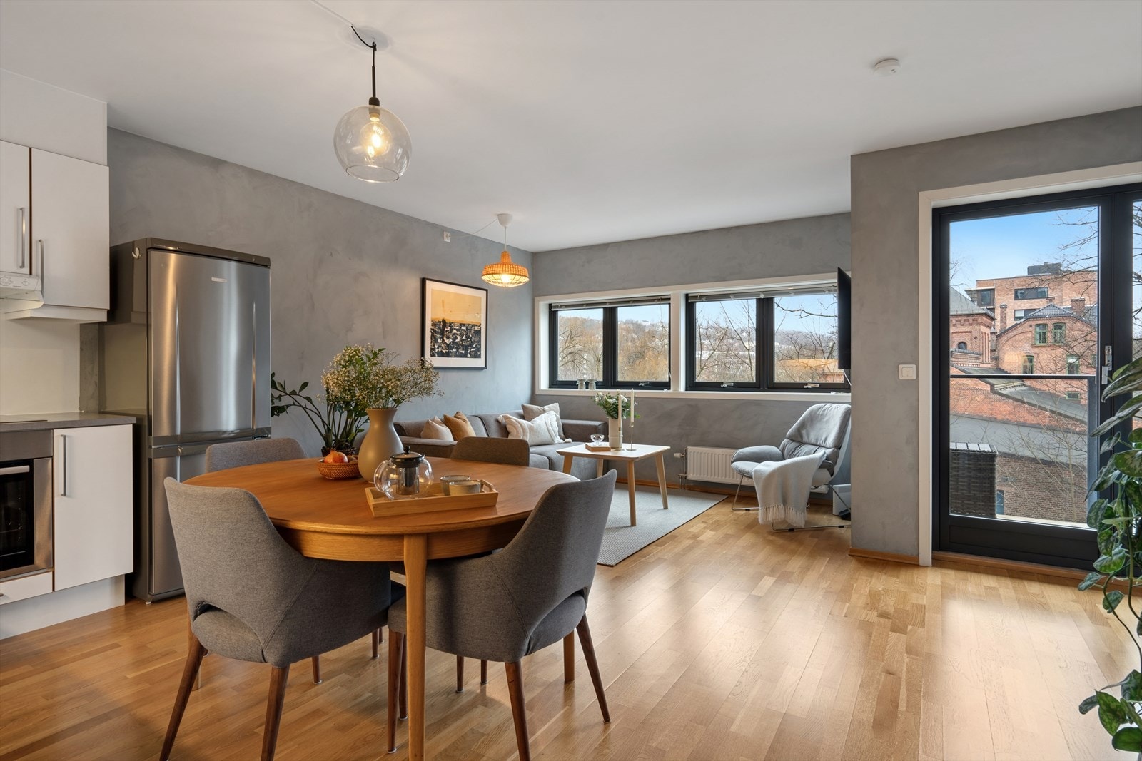 Fra stuen er det utgang til leilighetens vestvendte balkong. Galleribilde