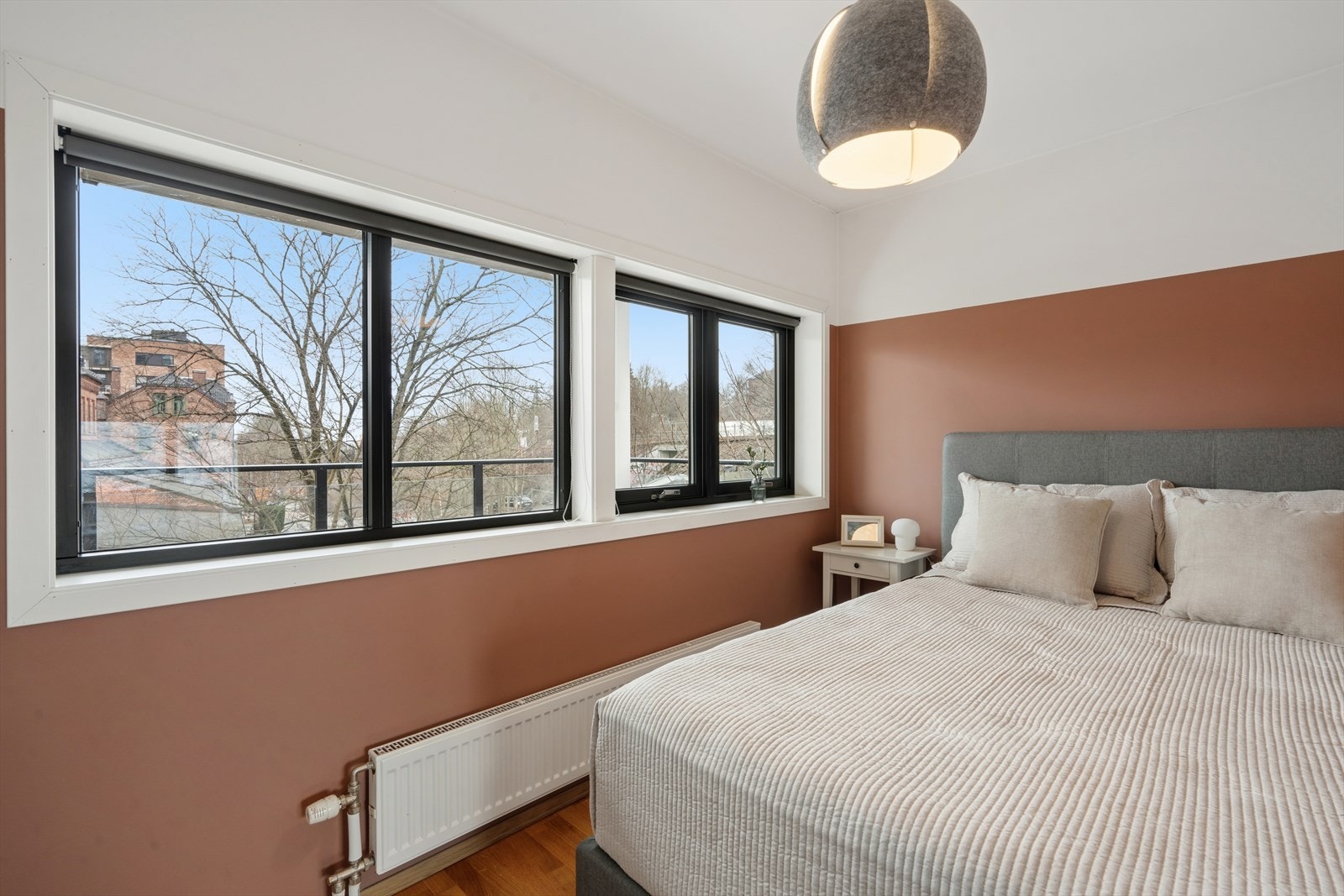 Soverommet har storvindusflater og garderobeskap. Galleribilde