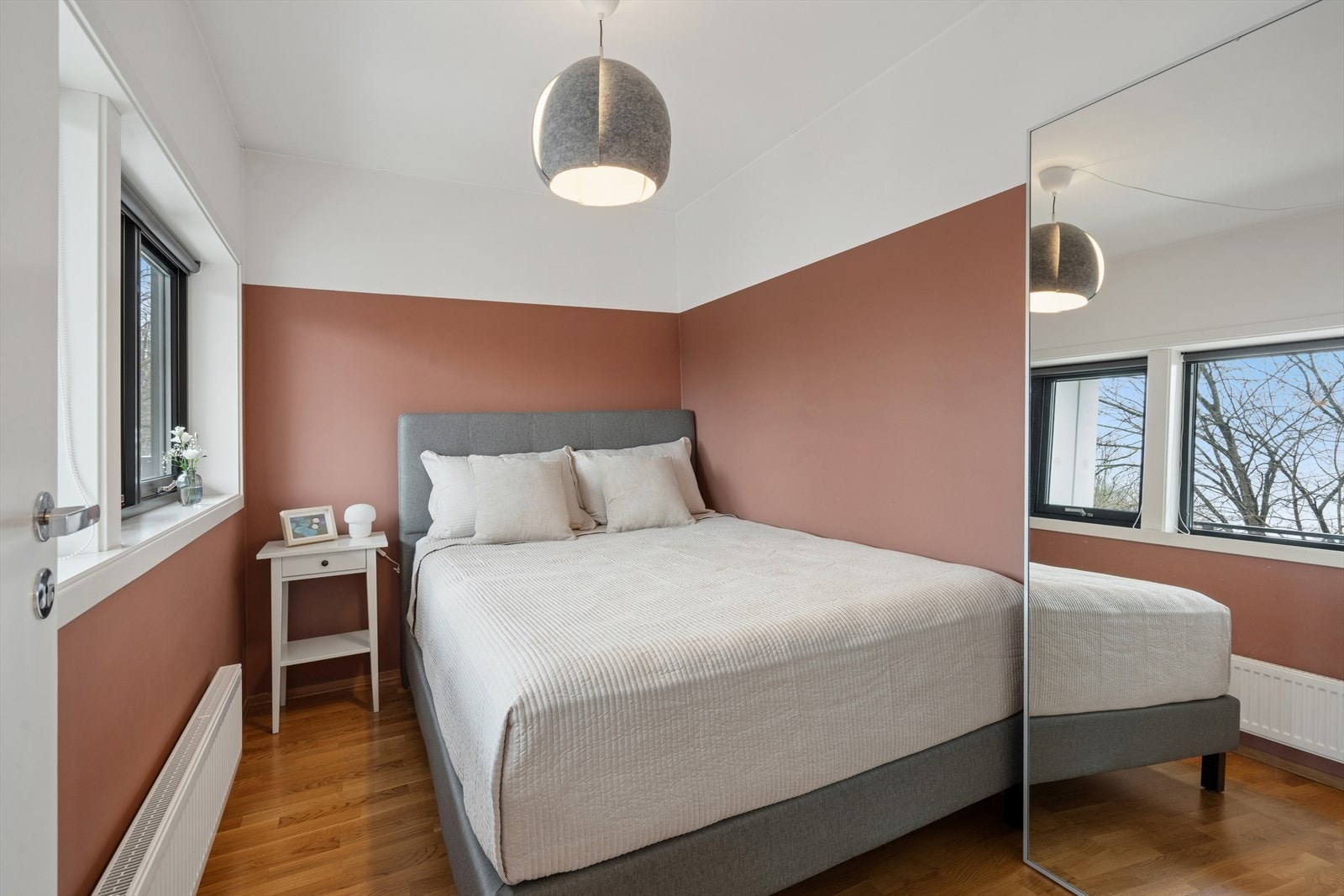 Soverom II har også fin størrelse og plass til dobbeltseng. Rommet egner seg godt som gjesterom, kontor eller barnerom, og kan enkelt tilpasses ulike behov. Galleribilde