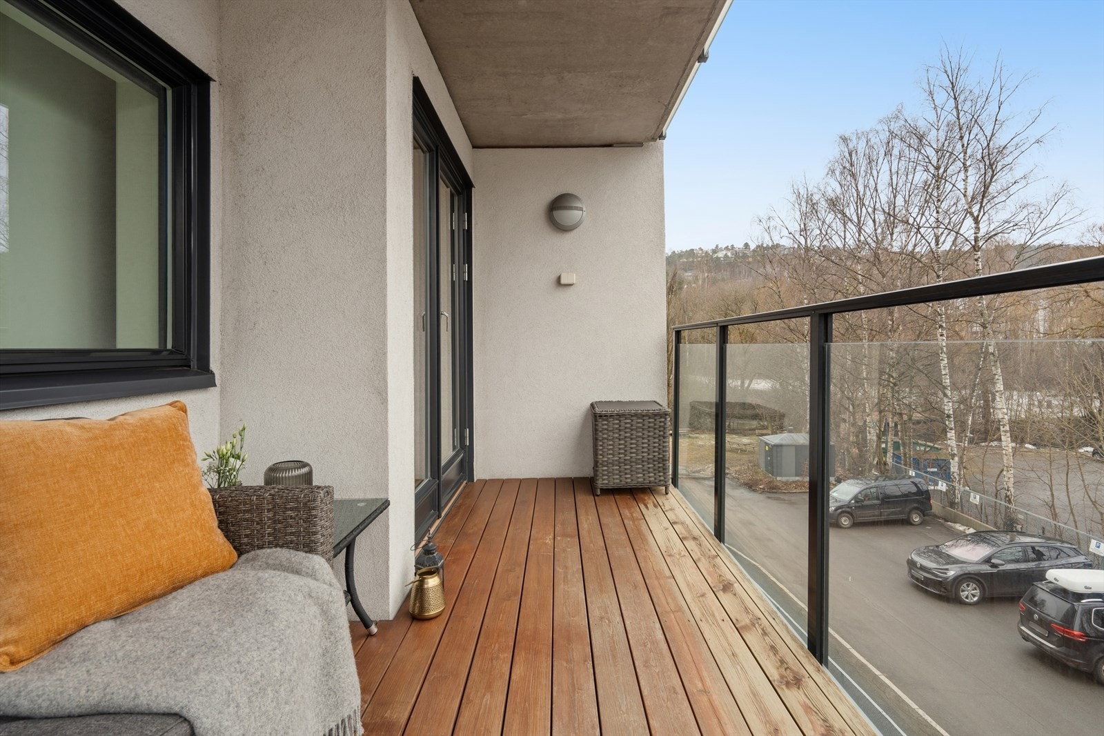 Balkongen er på 9,5 m² og fungerer som en naturlig forlengelse av stuen i sommerhalvåret og gir et hyggelig uteområde for avslapning og måltider utendørs. Galleribilde