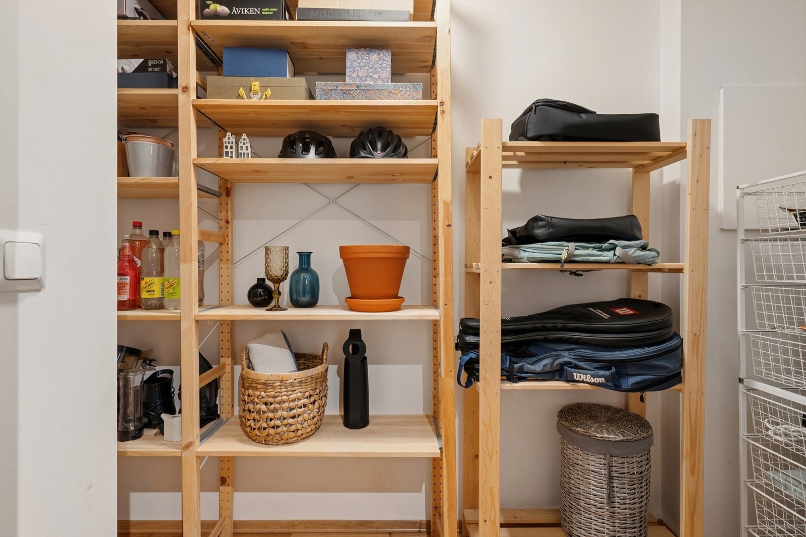 Rett innenfor inngangsdøren finner du også den innvendige boden, som gir gode oppbevaringsmuligheter. Galleribilde