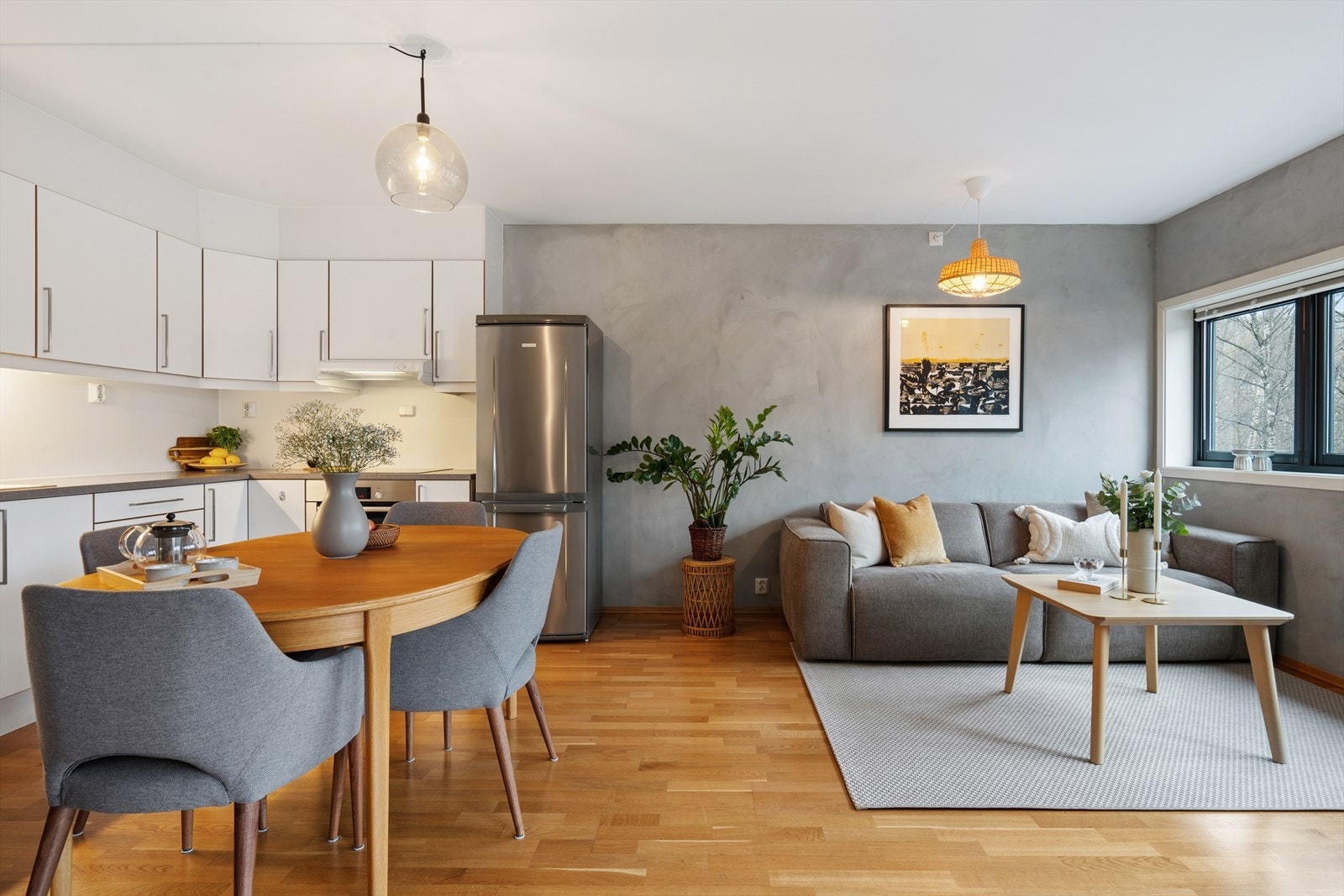 Leiligheten varmes opp via radiatorer tilknyttet fjernvarme. Dette er inkludert i felleskostnadene. Galleribilde