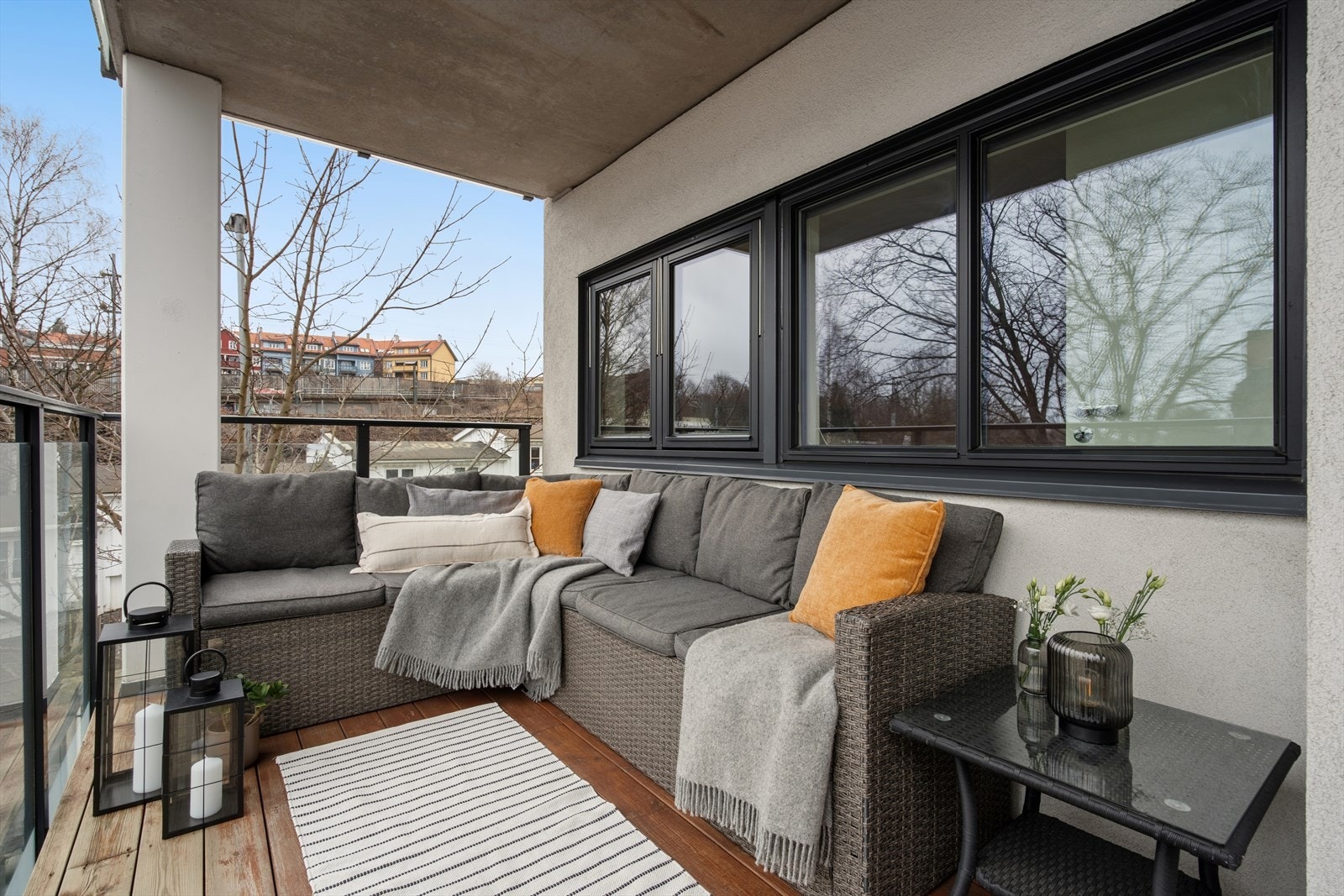 Balkongen har god plass til utemøbler og grill, og er et hyggelig uteområde i sommerhalvåret. Galleribilde