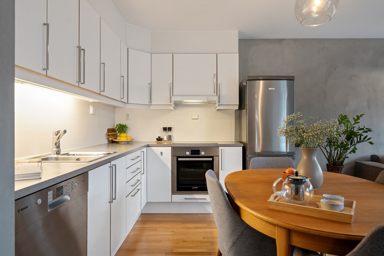 Kjøkkenet har en lys og stilren innredning med glatte fronter fra Sigdal. Galleribilde