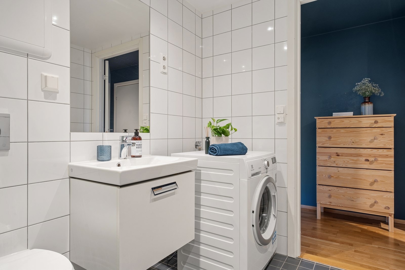 Innredningen består av servant med underskap, speil over servant og vegghengt toalett. Galleribilde