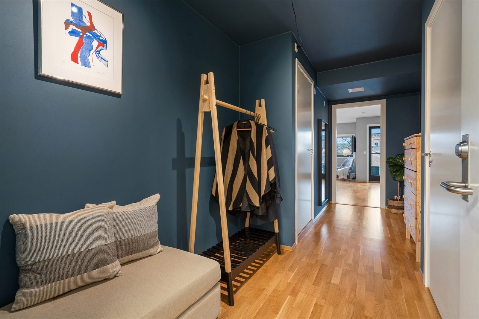 Boligen har en romslig og innbydende entré med plass til garderobeskap og ulike løsninger for oppheng. Galleribilde