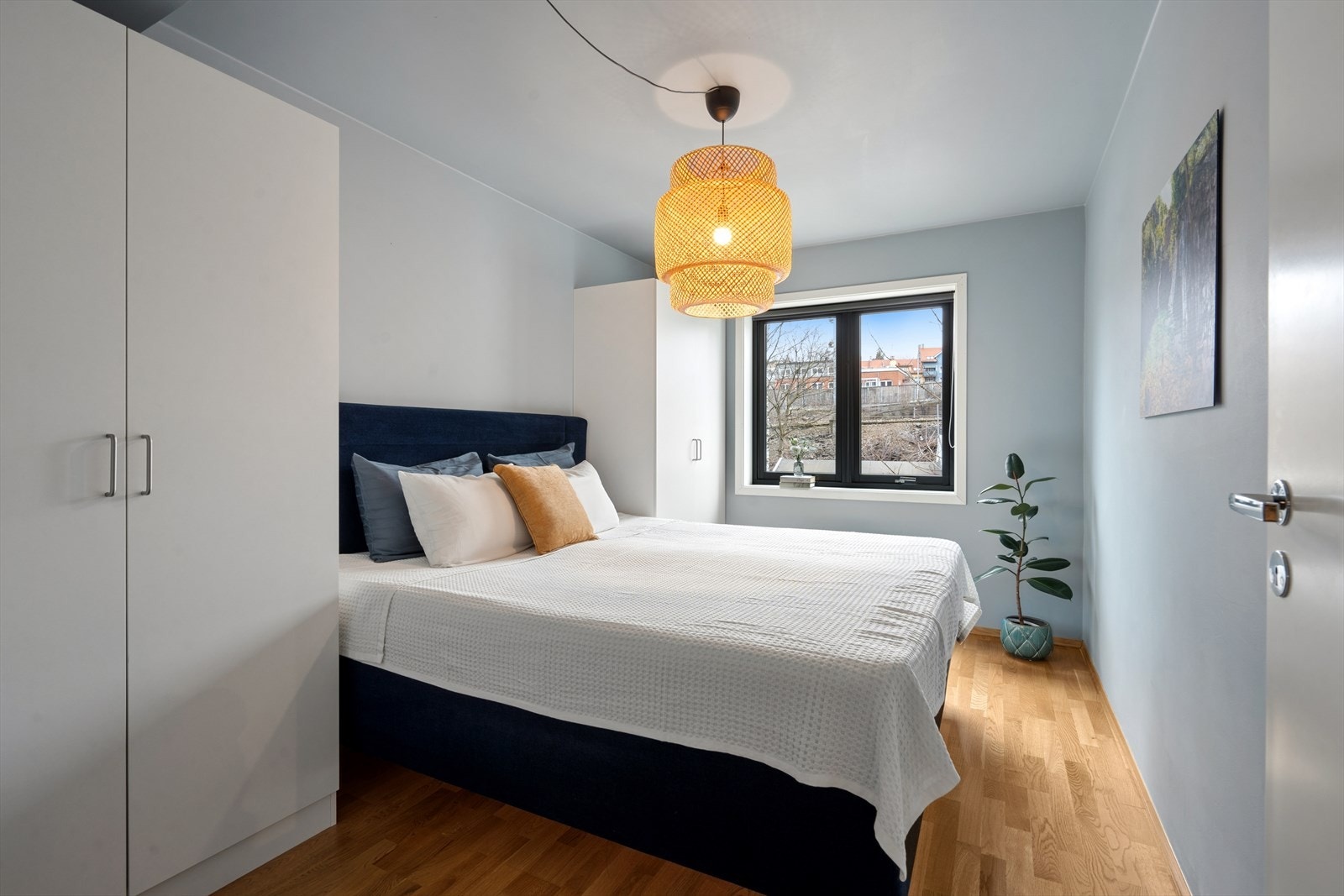 Hovedsoverommet er romslig og har plass til dobbeltseng (180cm). Rommet er utstyrt med to store garderobeskap. Galleribilde