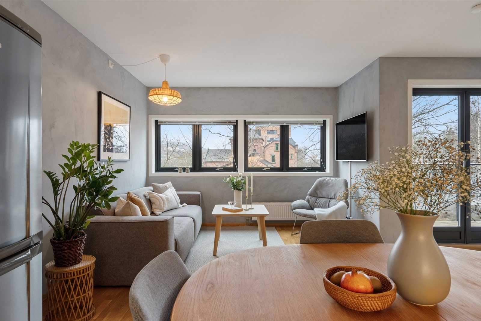 Det er store vindusflater som bidrar til godt lysinnslipp og en behagelig atmosfære. Galleribilde