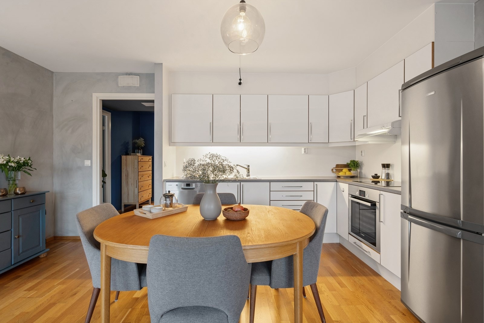 Innredningen er praktisk utformet og består av laminert benkeplate, oppvaskkum i rustfritt stål, integrerte hvitevarer som stekeovn, platetopp og oppvaskmaskin, samt frittstående kjøleskap. Galleribilde