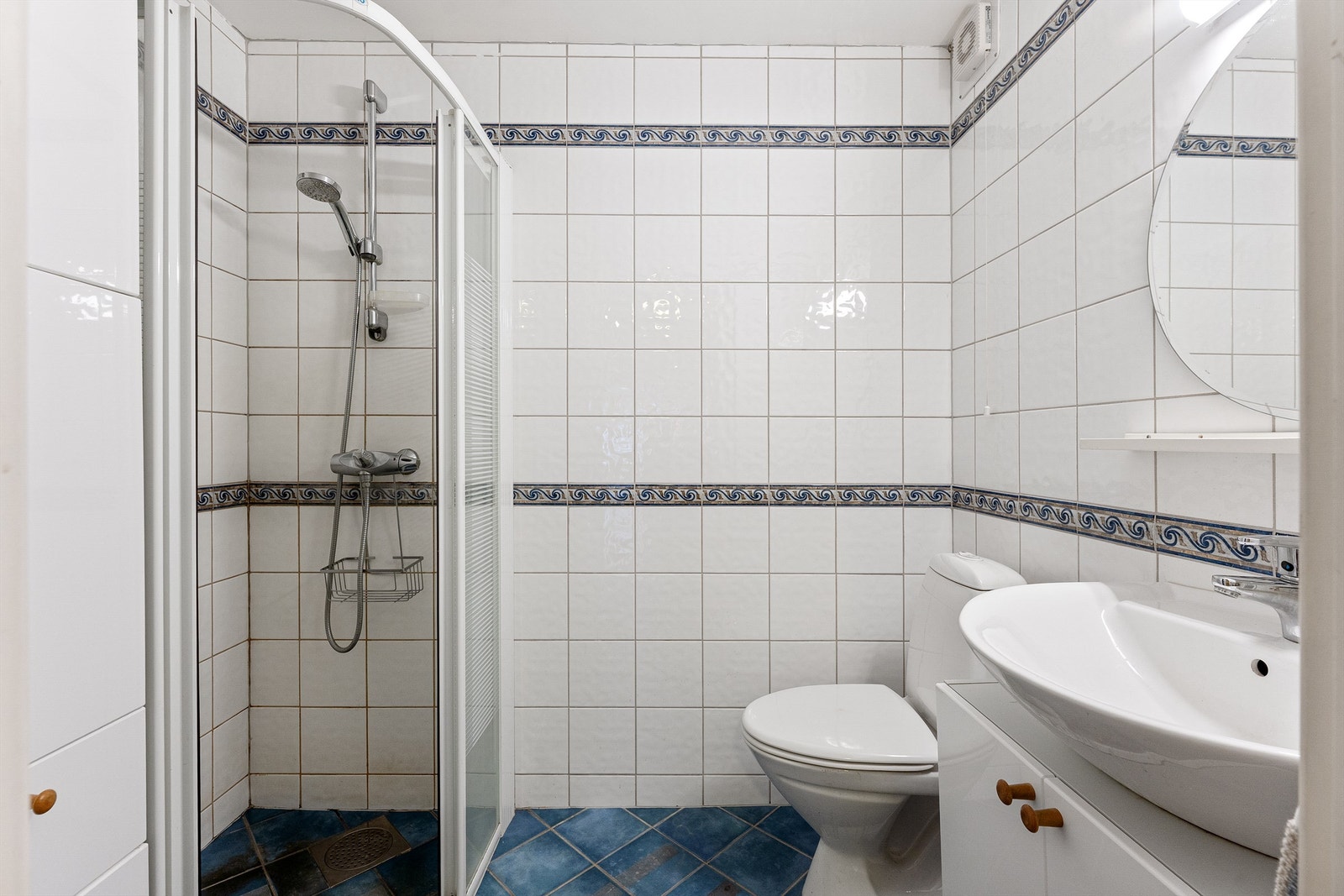 Det andre badet ligger praktisk til ved entreen og er utstyrt med dusjhjørne. Galleribilde